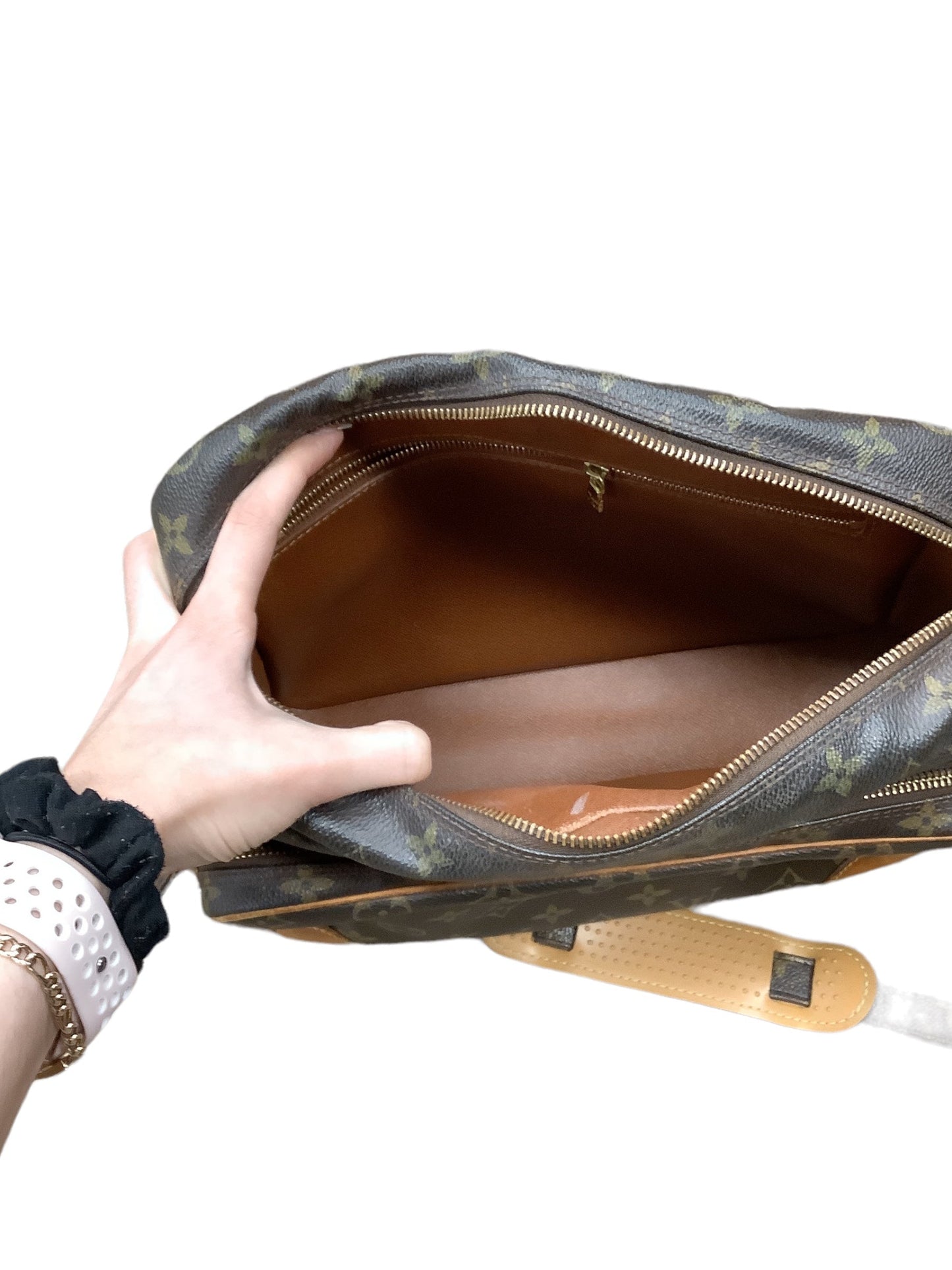 Crossbody Luxury Designer By Louis Vuitton Size: Medium