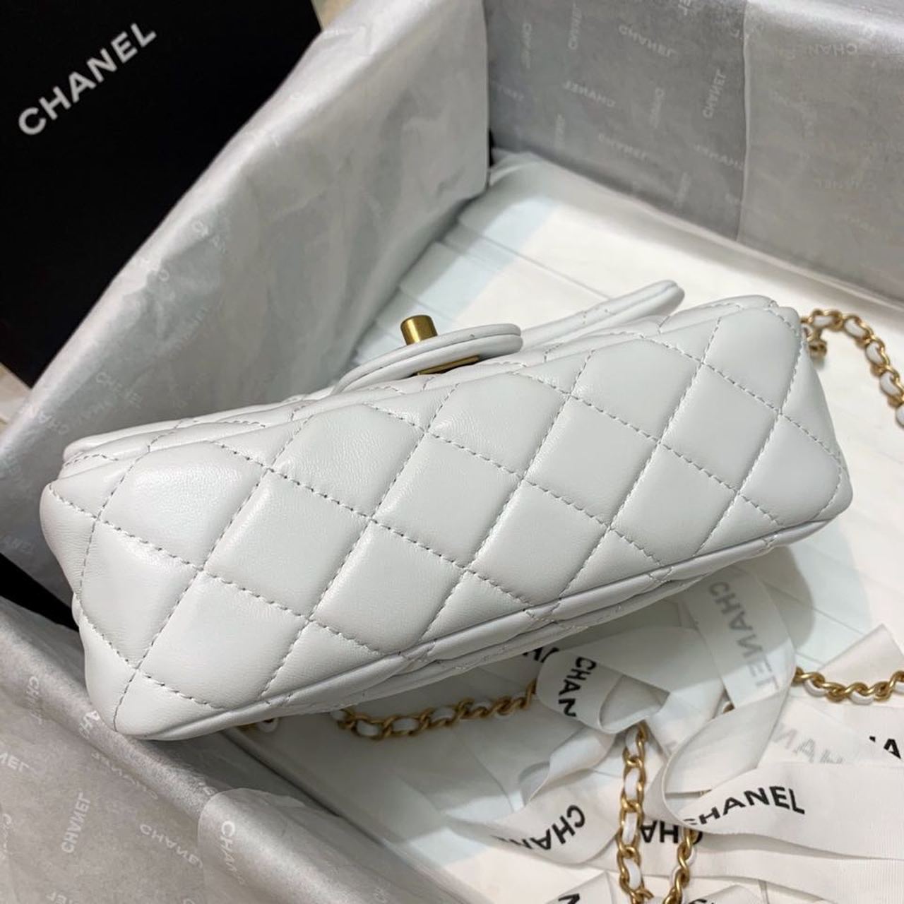 CHLFlap CHLBall On Strap , White Crossbody Bag