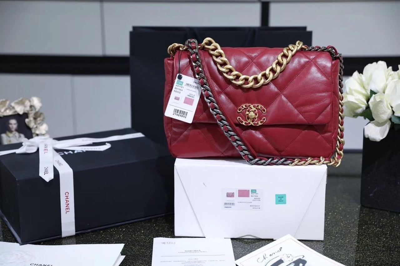 CHL 19 26cm Burgundy Handbag