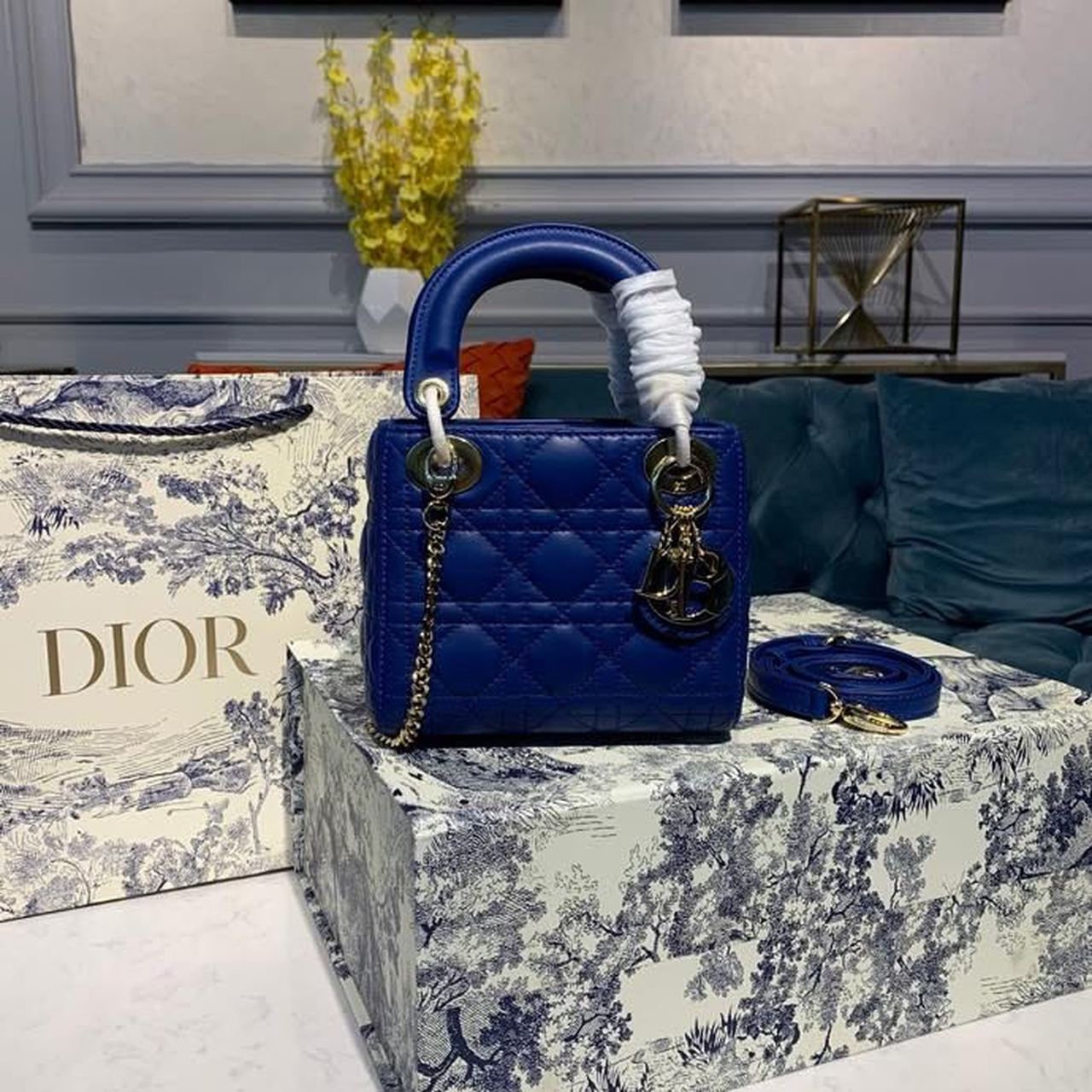 Lady Toned Hardware Electric Cd Blue Gold Mini Chain Travel Bag