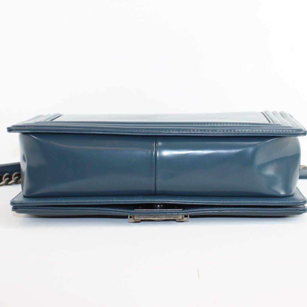 Chanel Boy Flap 21M Handbag