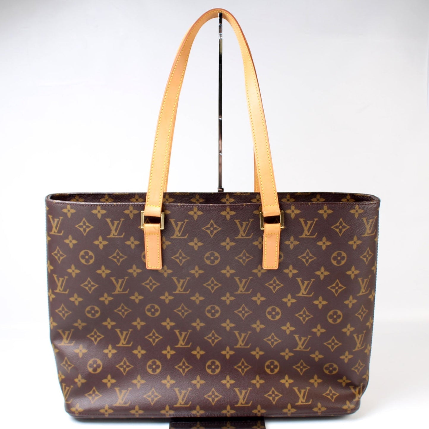 Louis Vuitton Luco Monogram Handbag Monogram B8399697