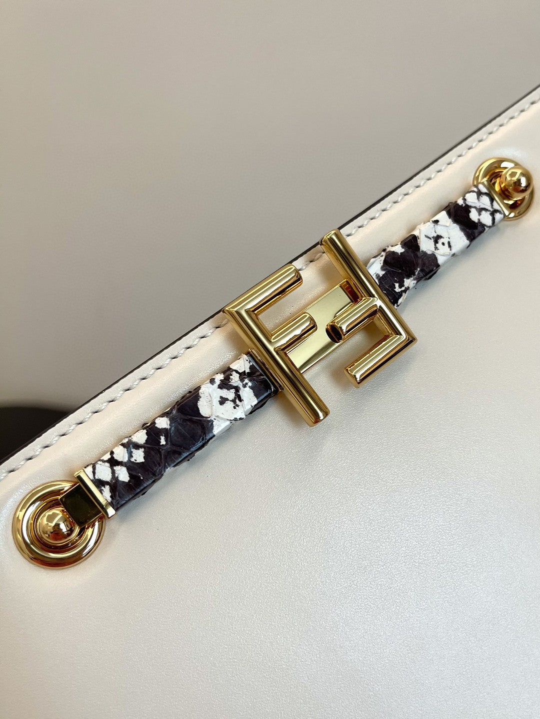 Touch Snakeskin Detail White Travel Bag