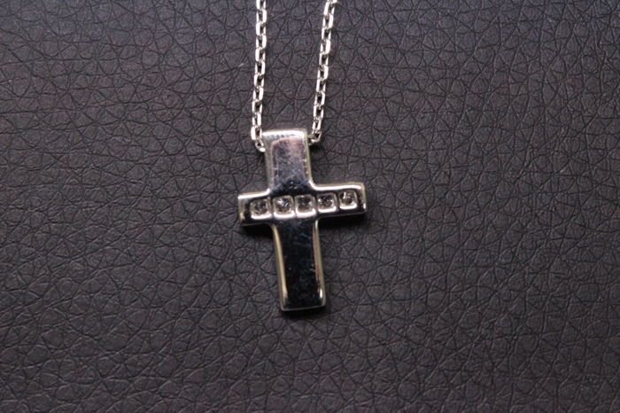 Gucci - Chain with cross pendant, 18 kt white gold, 0.20 ct diamond, length 42 cm