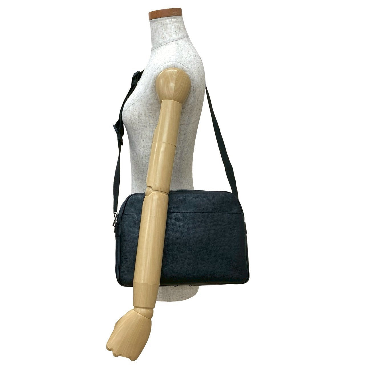Louis Vuitton Taiga reporter Leather Black Shoulder Bag