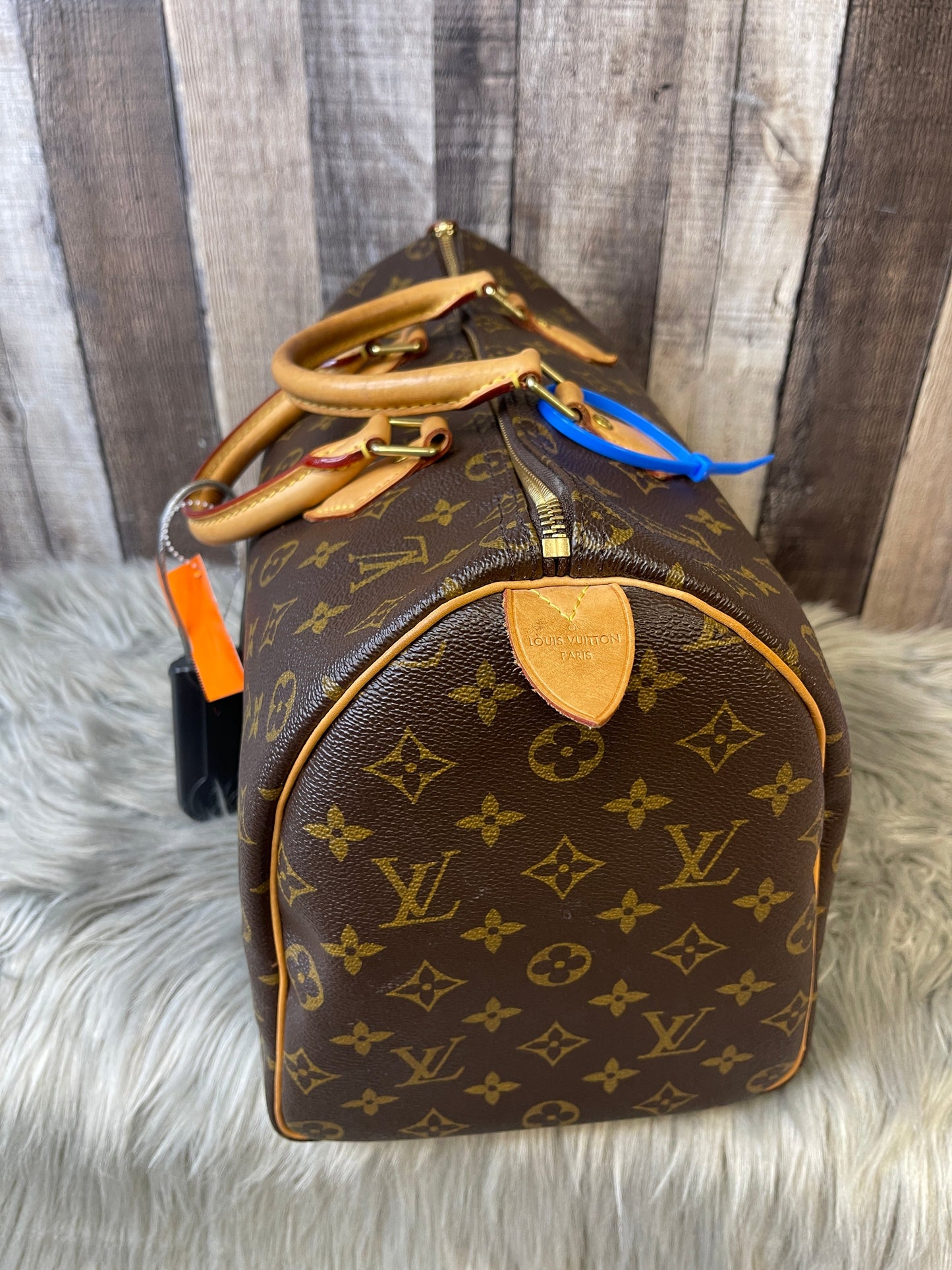 HandBag Luxury Designer By Louis Vuitton Size: Large