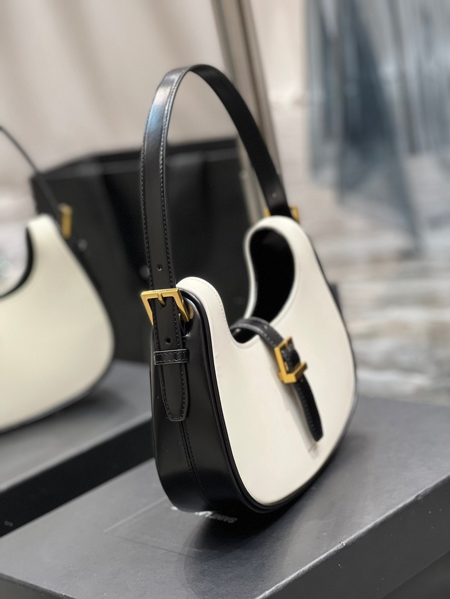 YSL Saint Laurent Le Fermoir Hardware 9in 24cm White Gold Shoulder Bag