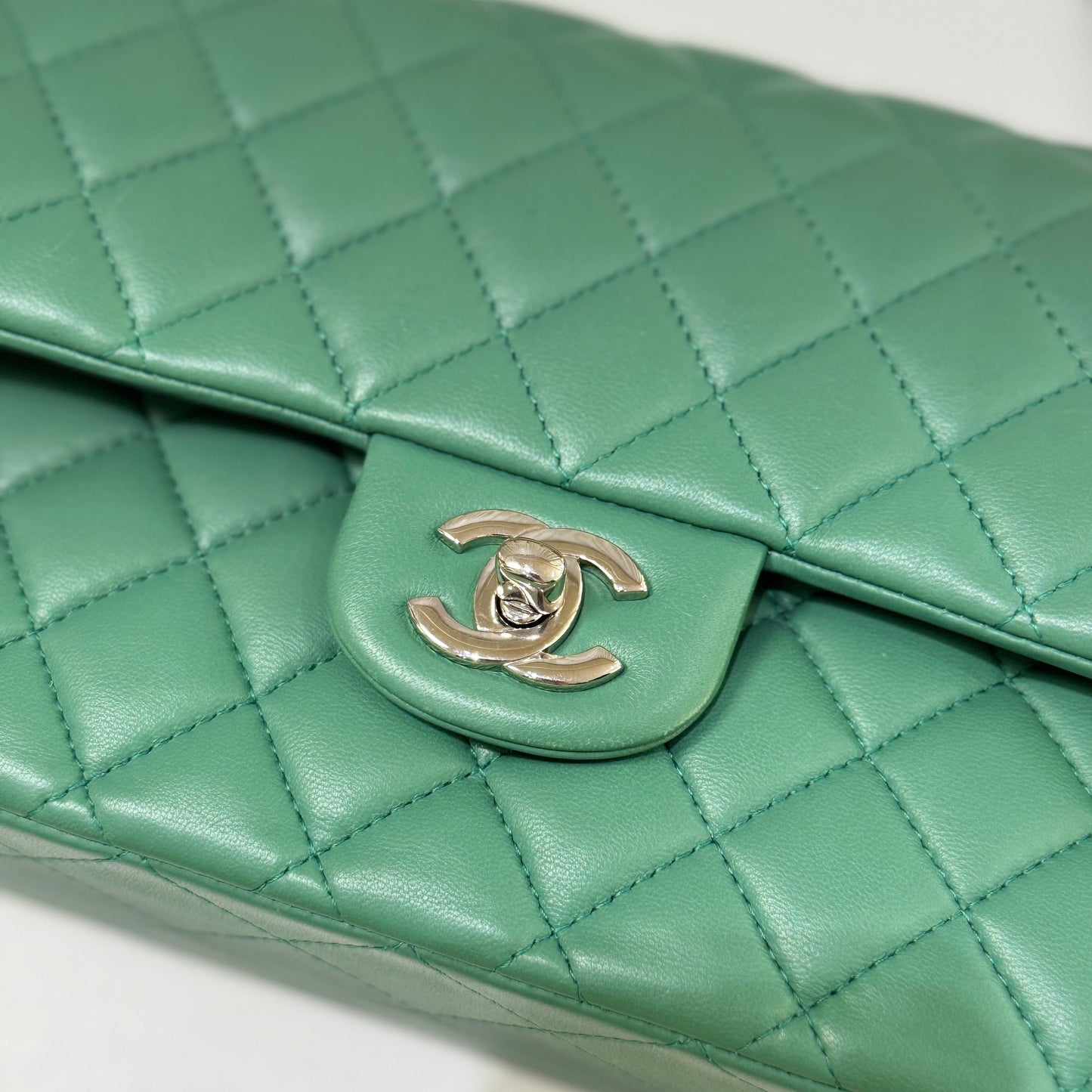 CHANEL CLASSIC FLAP MEDIUM LAMBSKIN GREEN