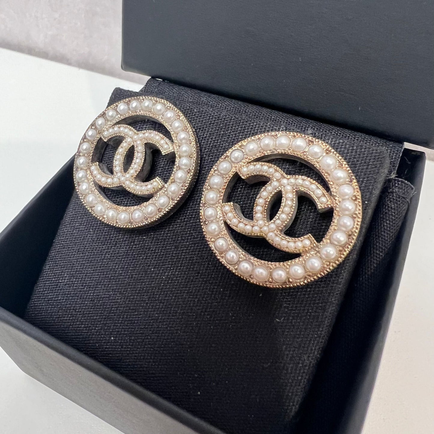 CHANEL Pearl CC Round Earrings Gold