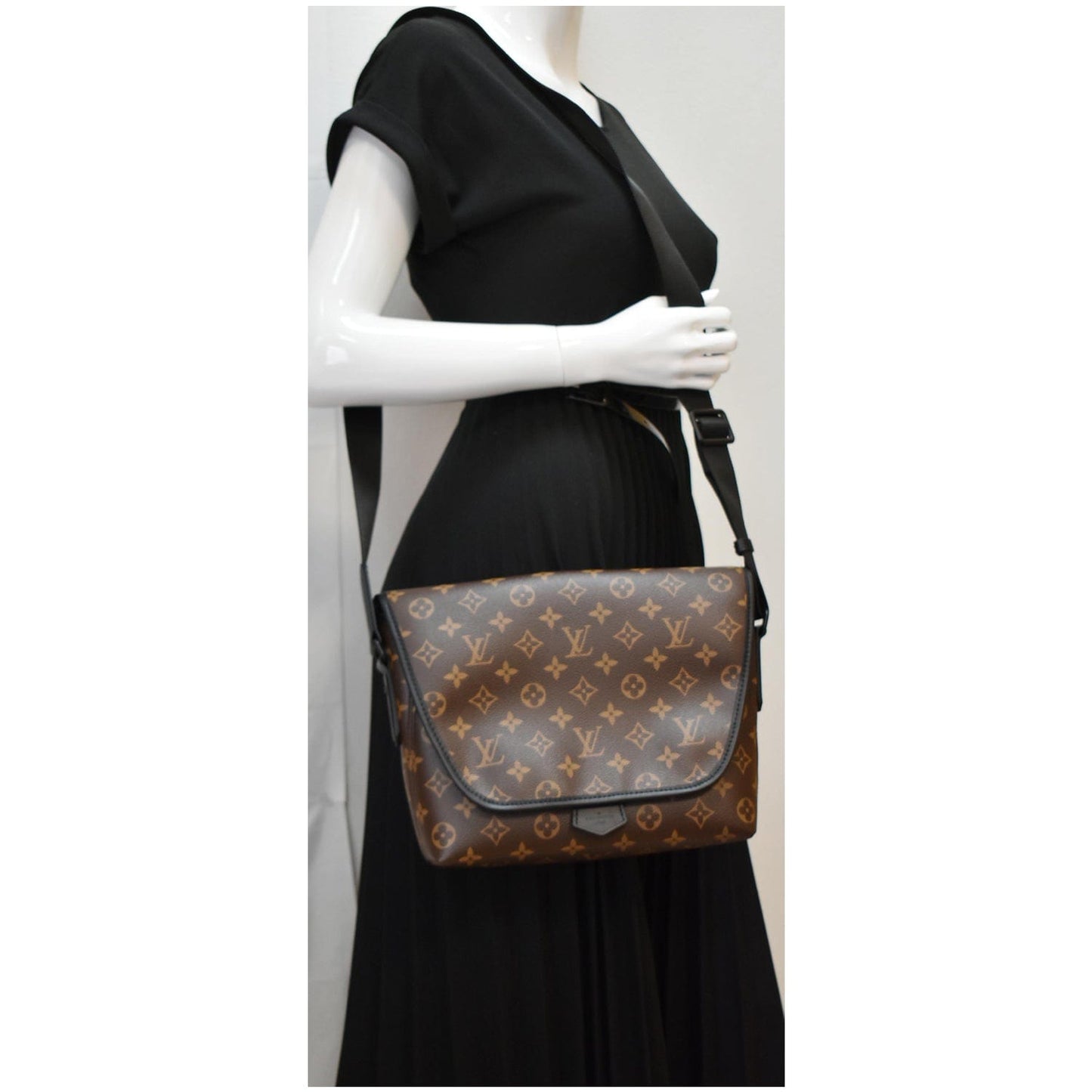 Louis Magnetic Macassar Messenger Bag Monogram Brown Crossbody Bag