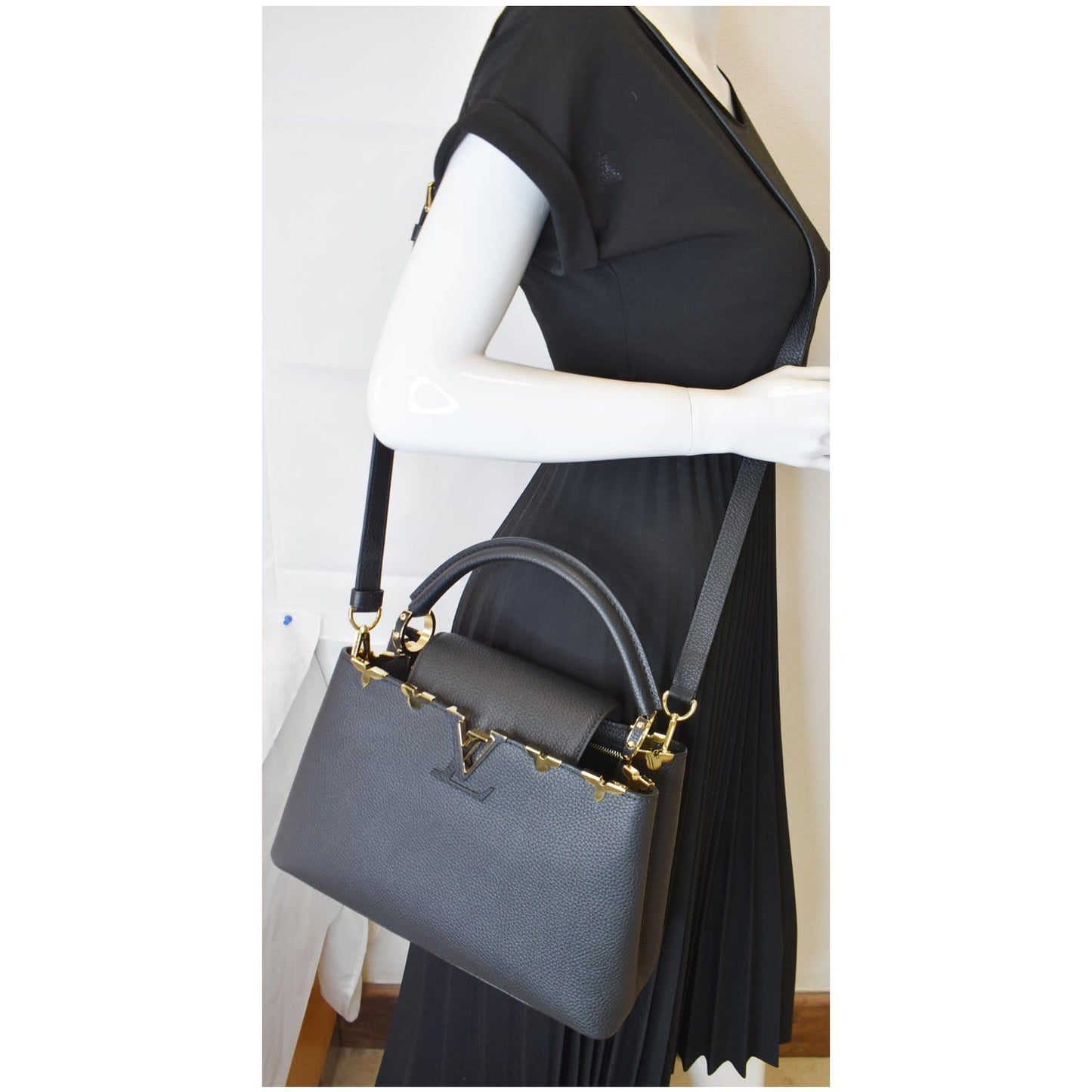 Louis Capucines Mm Crown Flowers Taurillon Shoulder Black Shoulder Bag
