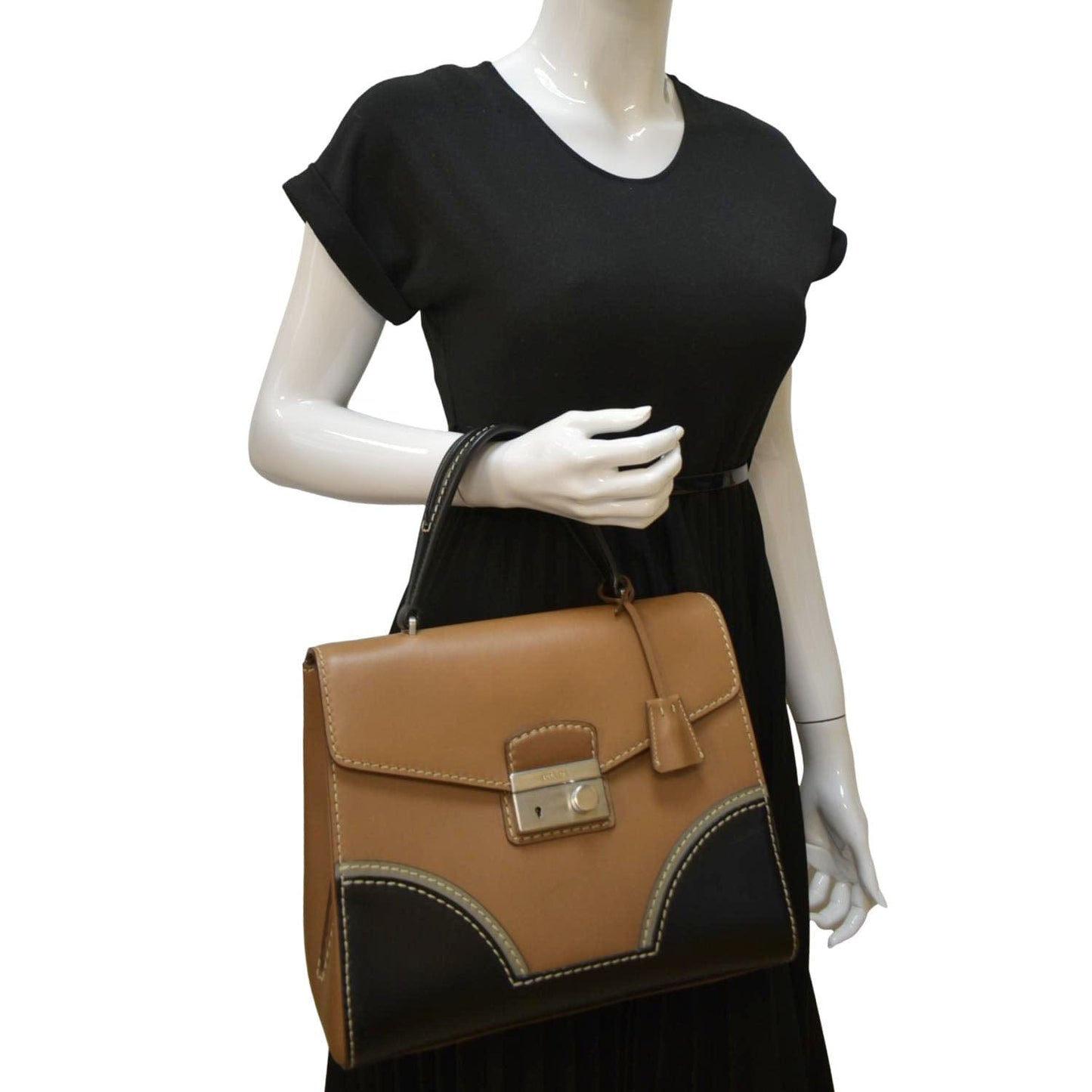 Vitello Sound Lock Shoulder Bag Leather Tan