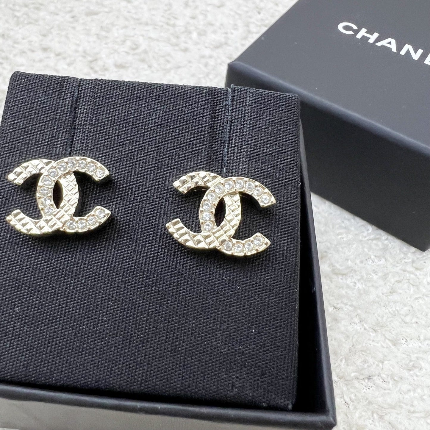 Chanel 23K CC Logo Earring with Diamantes in Lghw