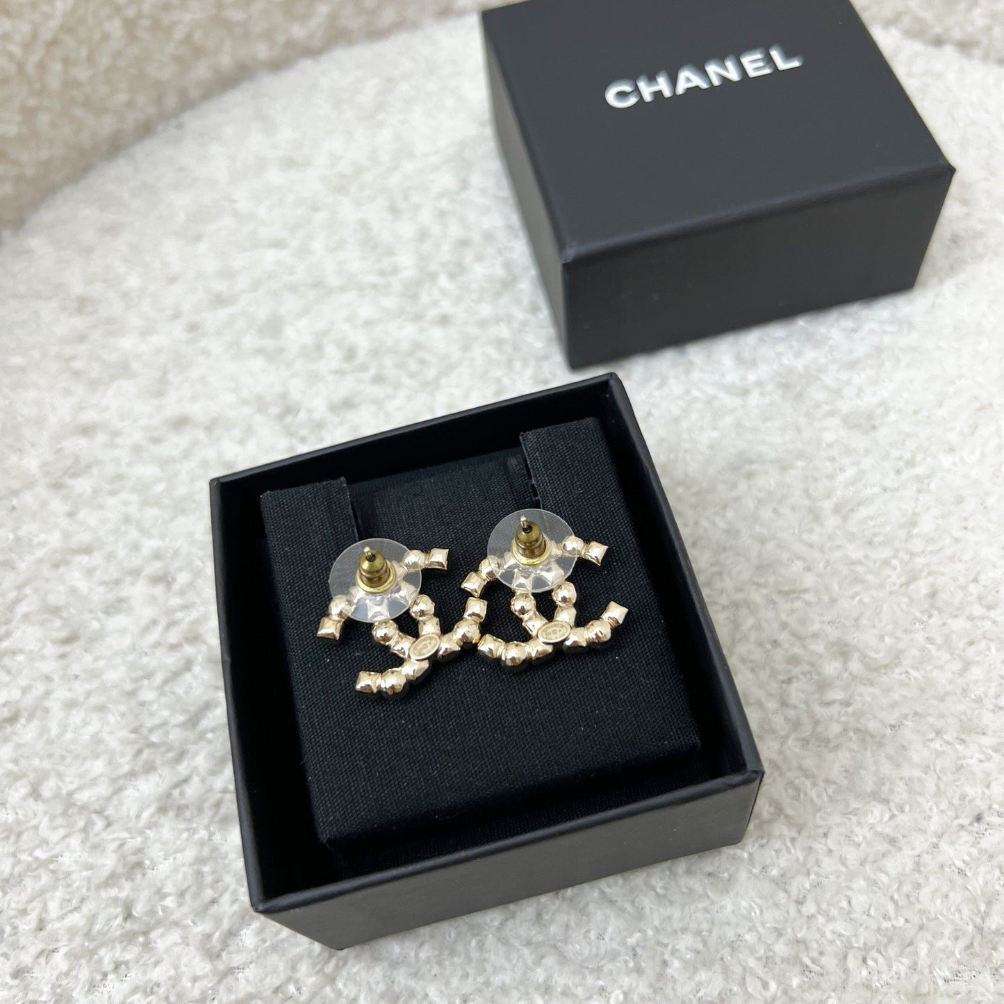 Chanel 22P Medium CC Logo Earrings with Pearls in Lghw ( )