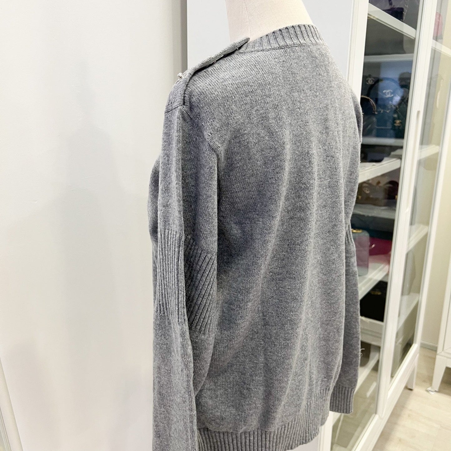 Chanel 24B Knitted Pullover With Cc Logo Turnlocks In Grey Cashmere ( ) Bag