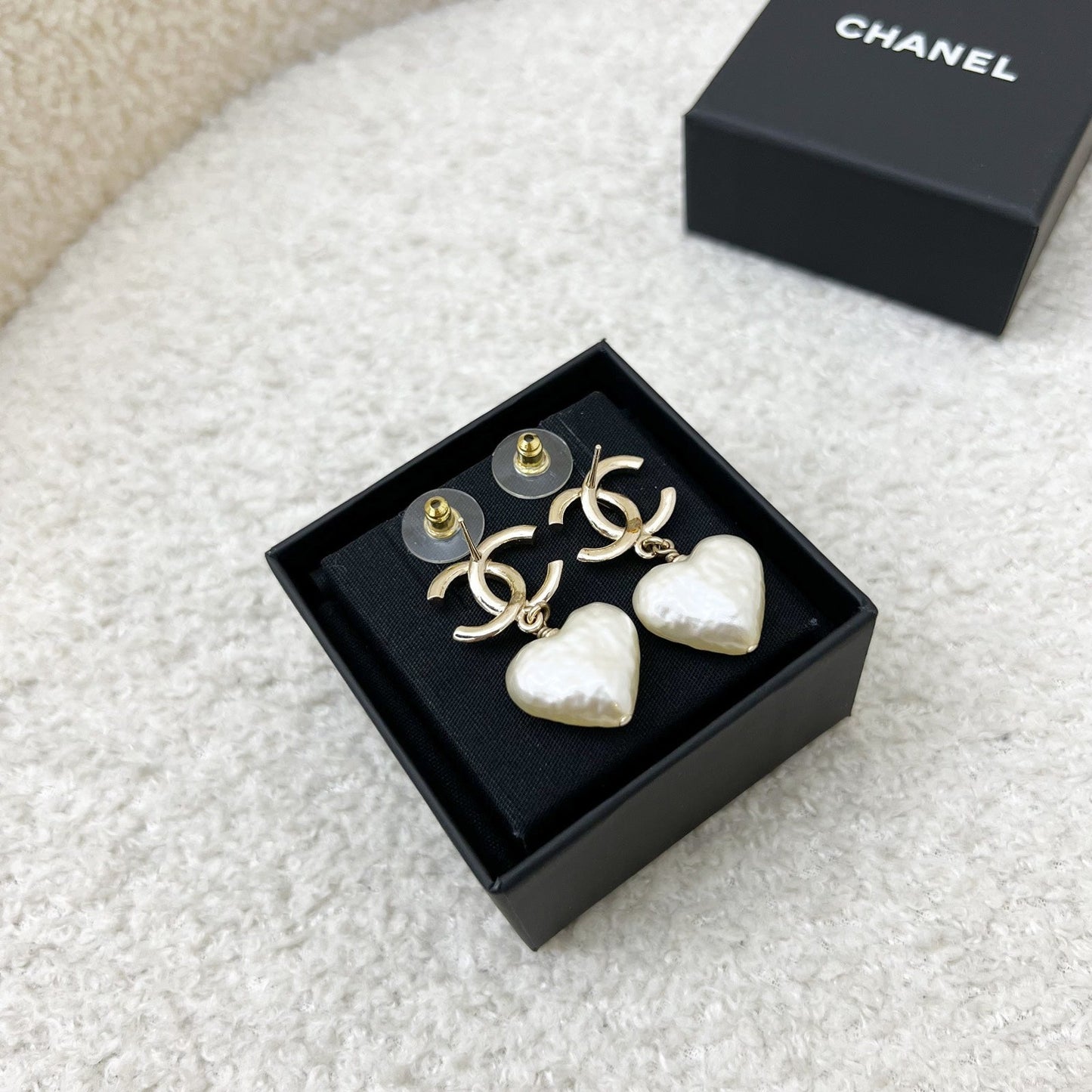 Chanel 22C CC Logo with Heart Pearl Dangling Earrings in Lghw ( )