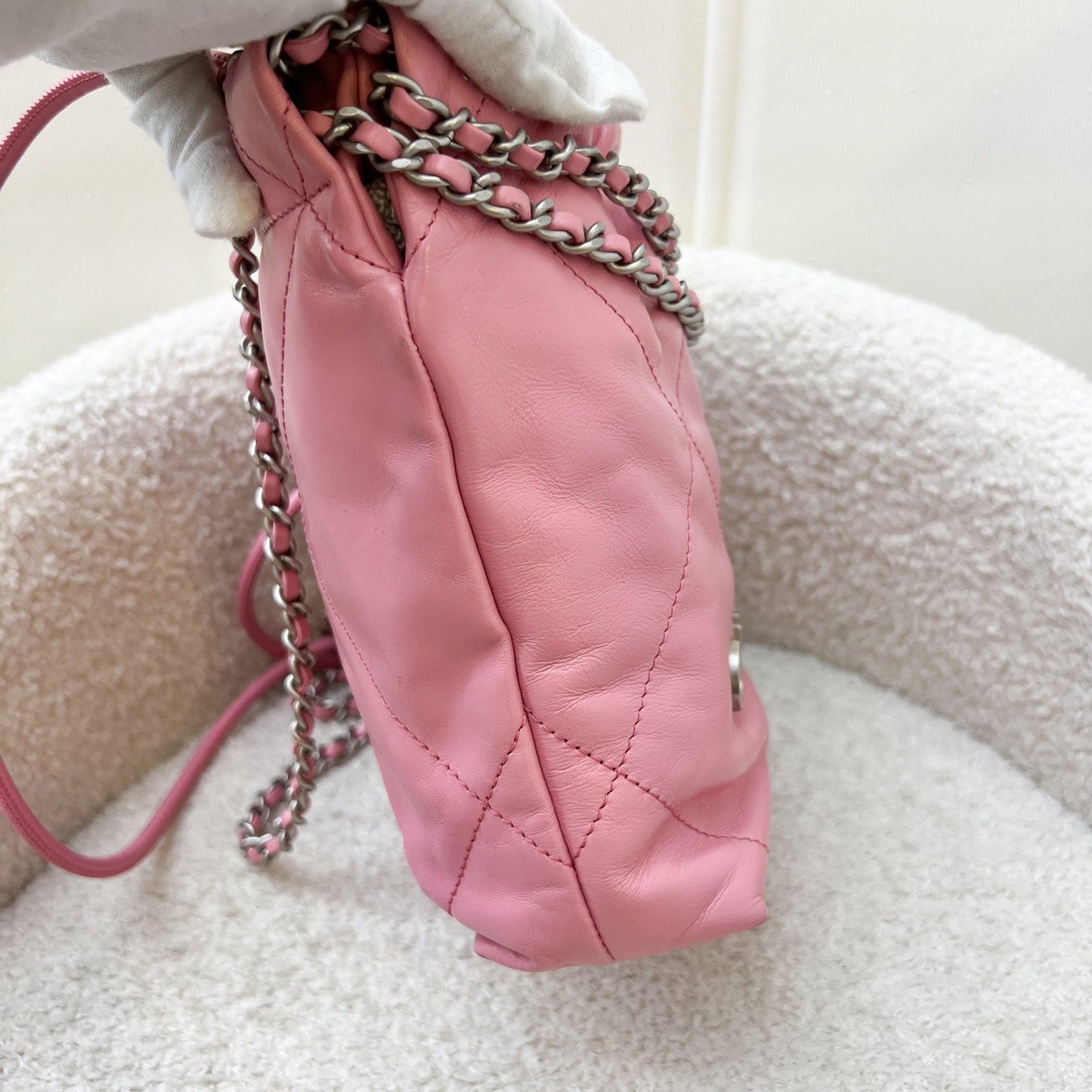 Chanel 22 Mini Hobo Handbag In Pink Shiny Calfskin And Shw (model: AS3980)