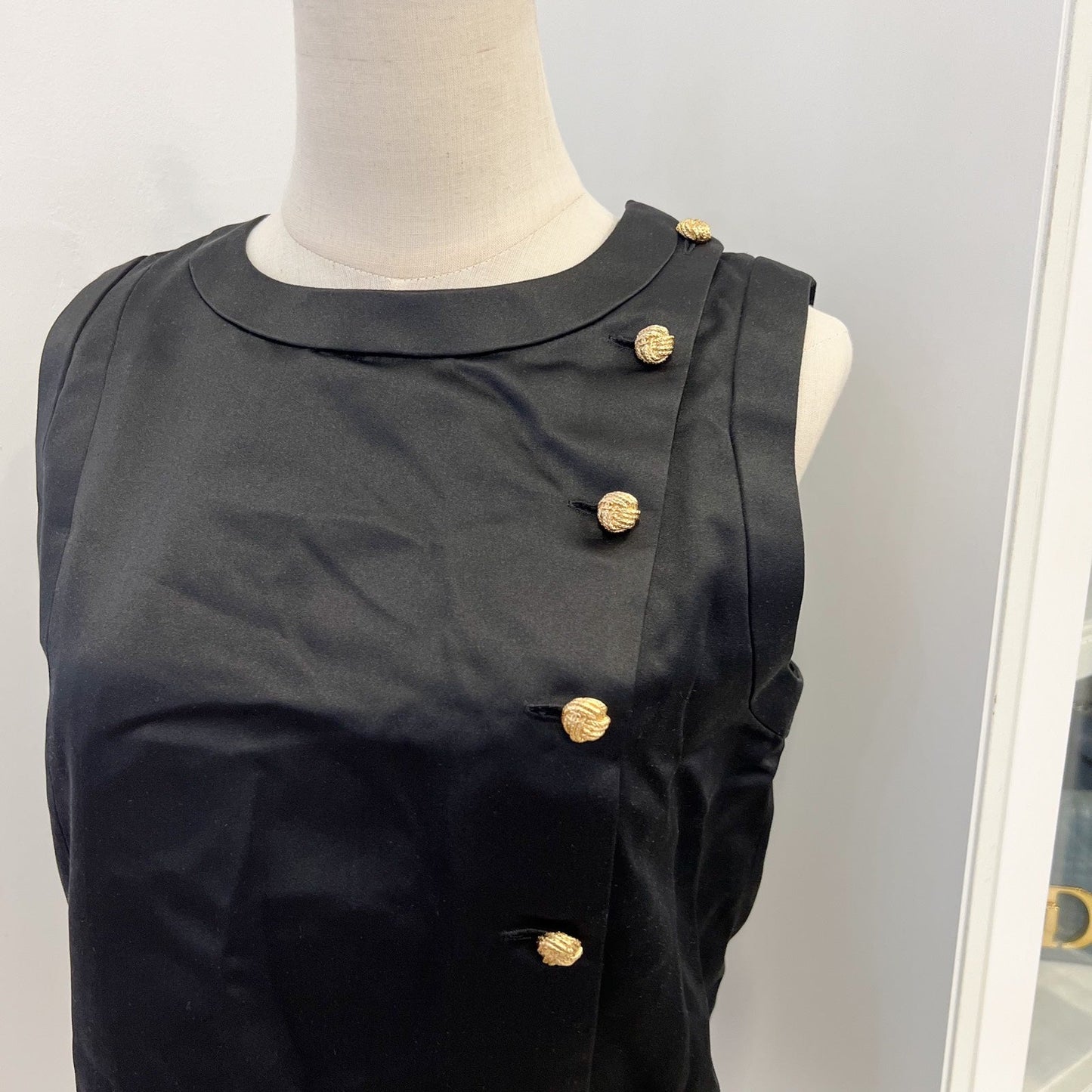Chanel 25A Sleeveless Blo / Top in Black 100% Silk with Gold Buttons (Model: P79815)