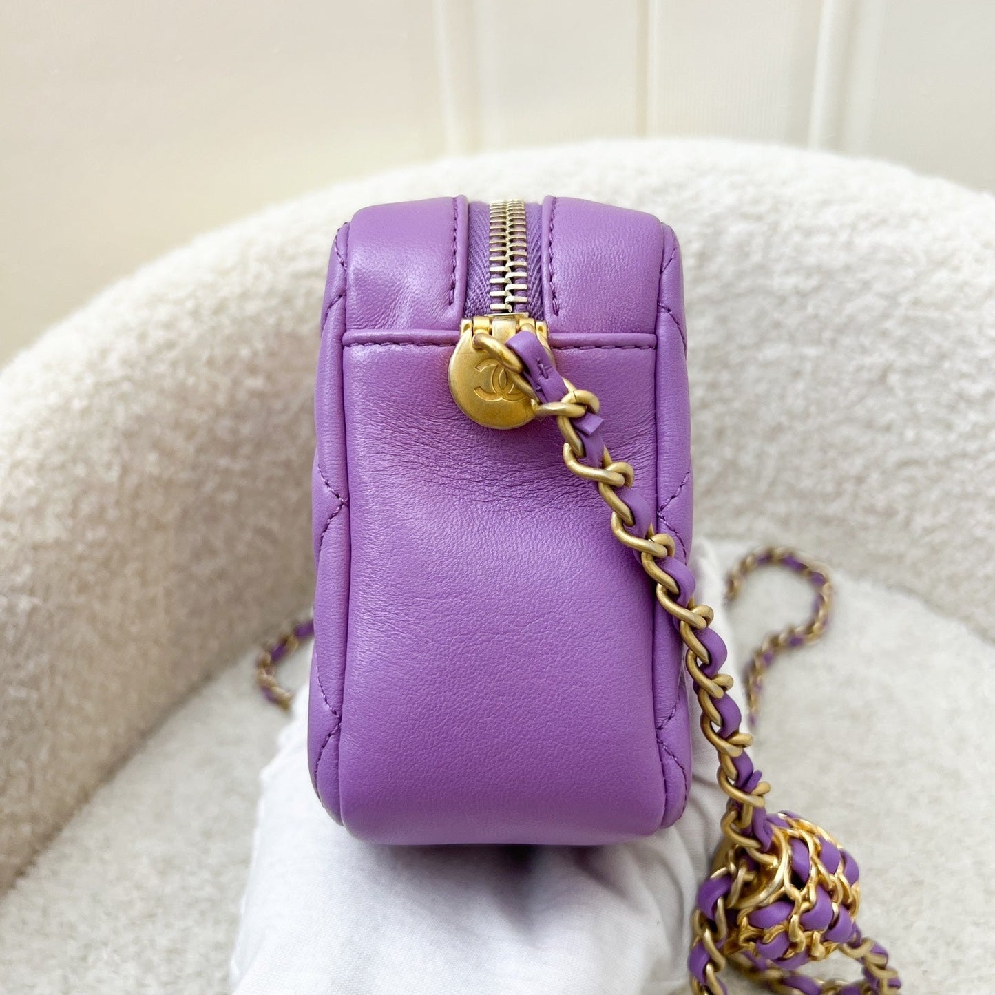 Chanel 22S Pearl Crush Camera Bag in Purple Lambskin Aghw ( )