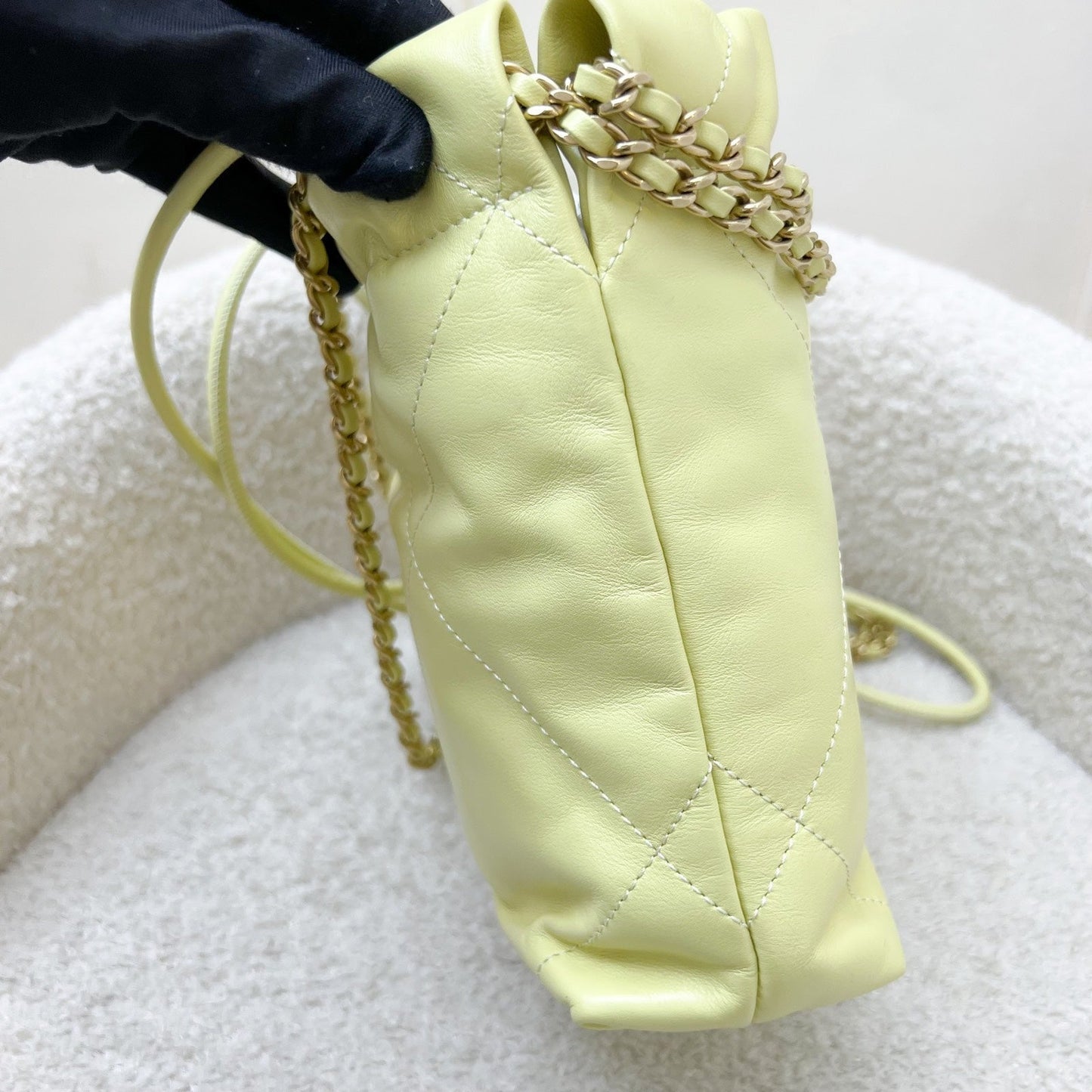 Chanel 22 Mini Hobo Handbag in Yellow Shiny Calfskin and Aghw ( )