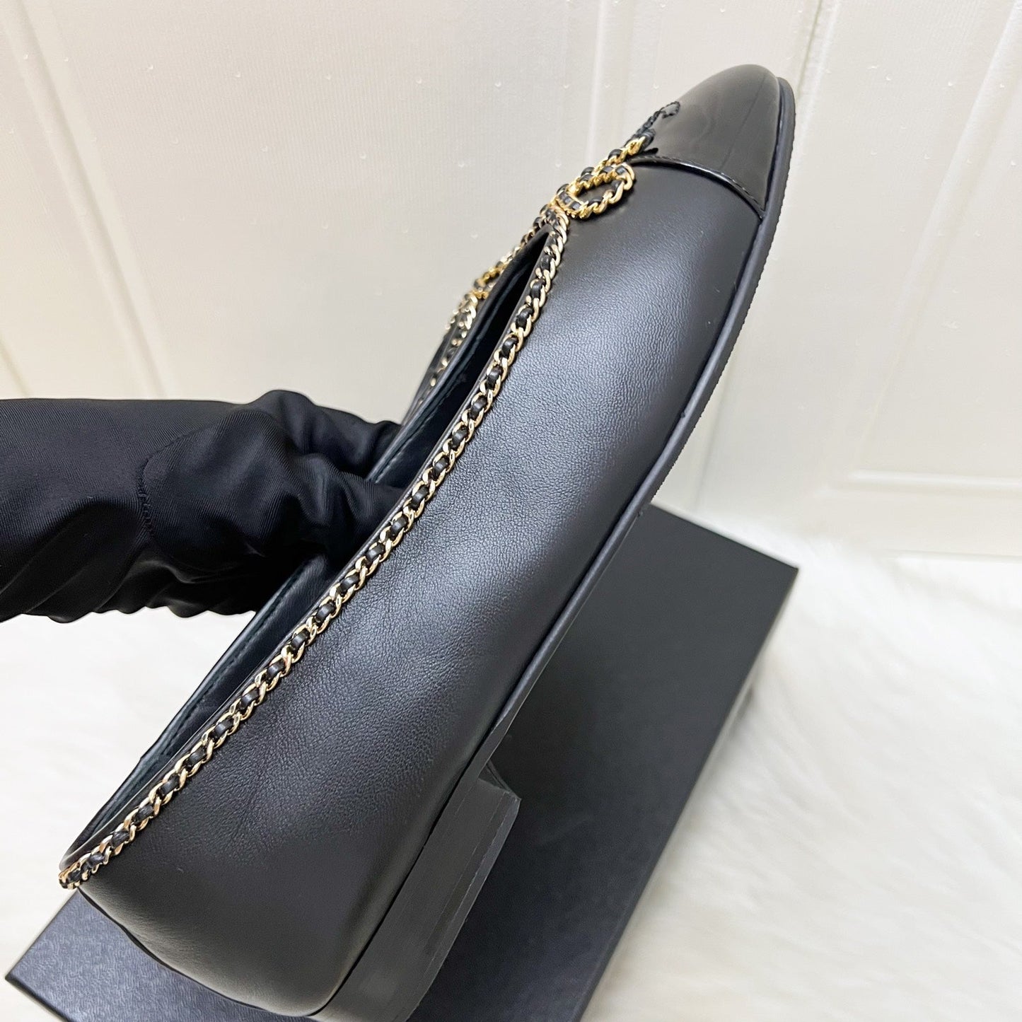Chanel 25B Classic Ballerina Pumps with Gold Tone Chain Details in Black Lambskin and Black Patent Calfskin Sz 39 (Model: G46663)