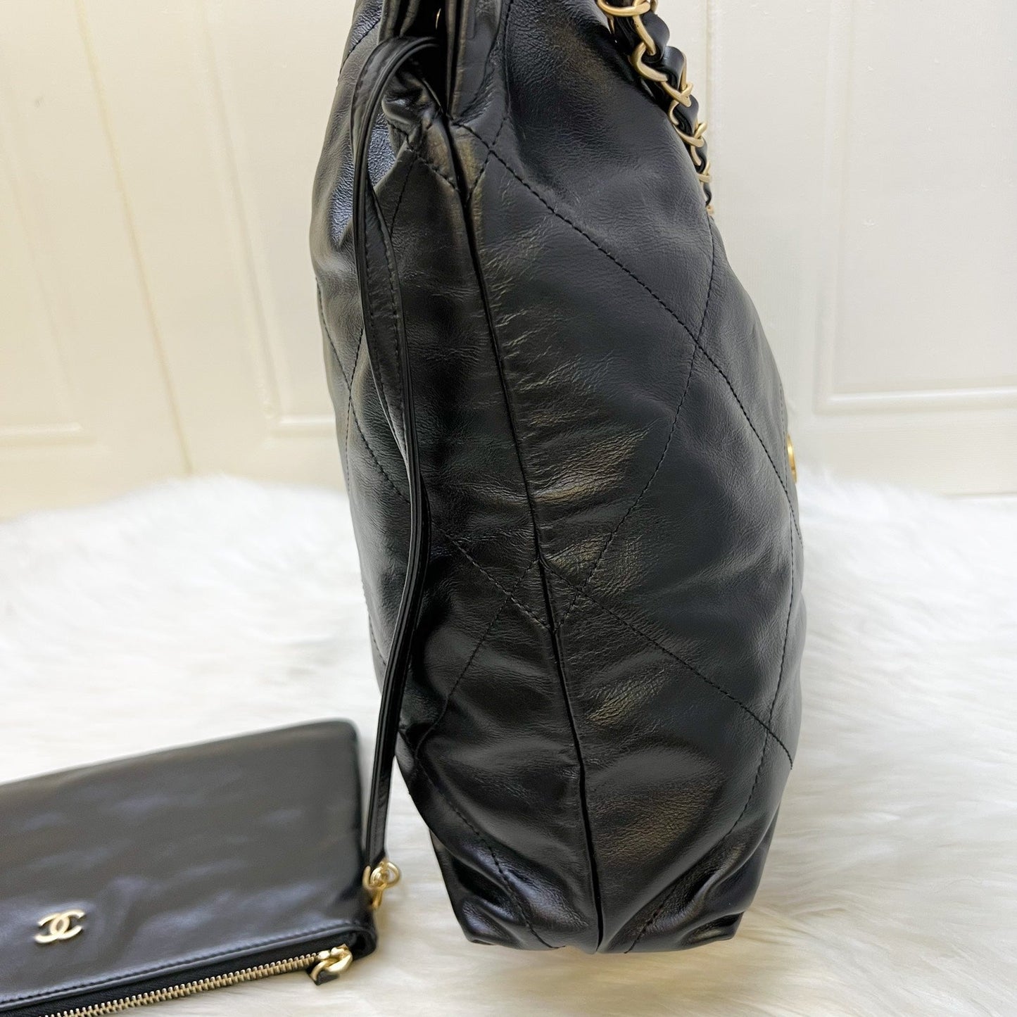 Chanel 22 Medium Hobo Bag in Black Calfskin and Aghw ( )