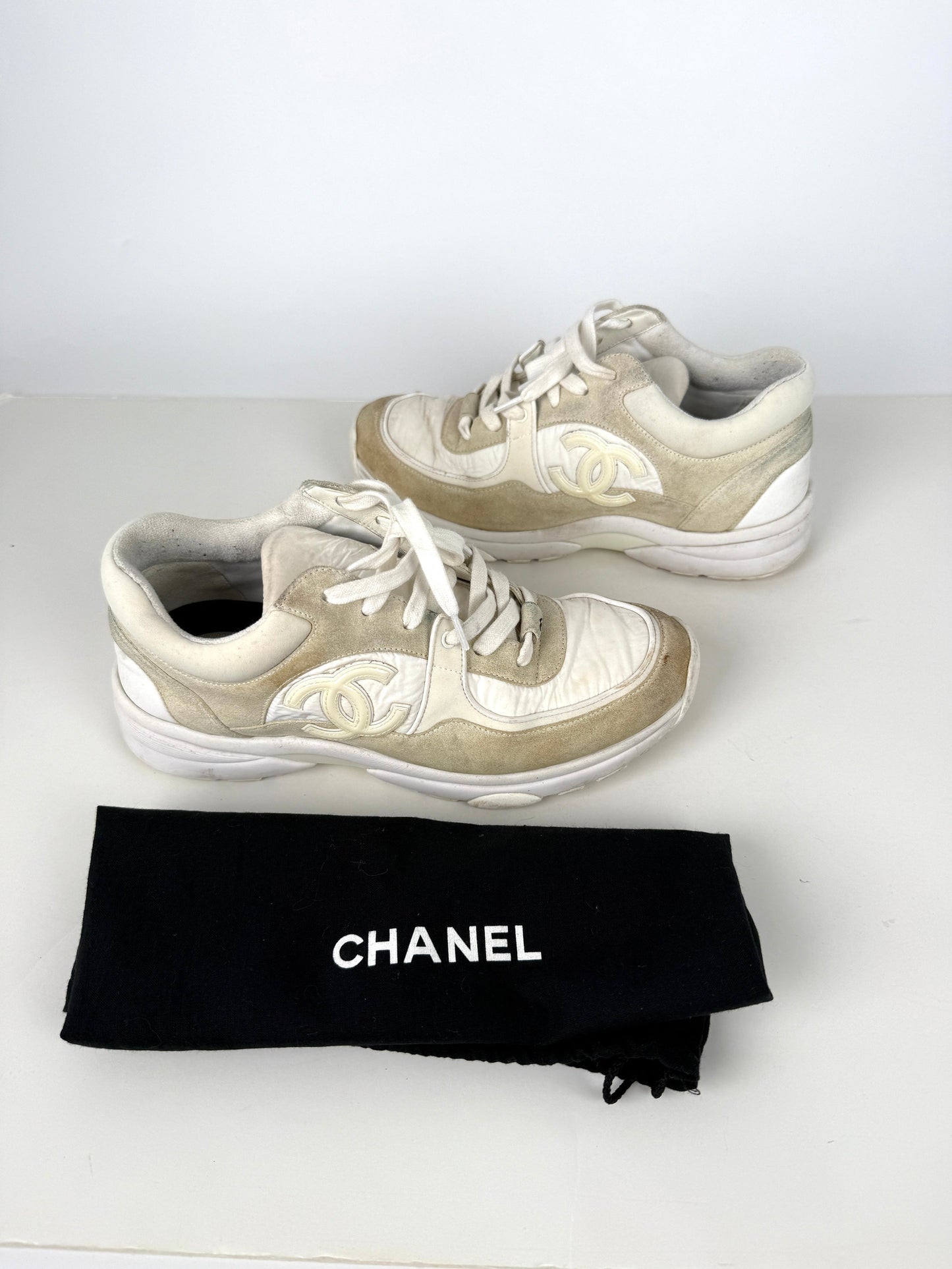 Chanel White CC Logo Leather Running Classic Sneakers 39,8 for Women