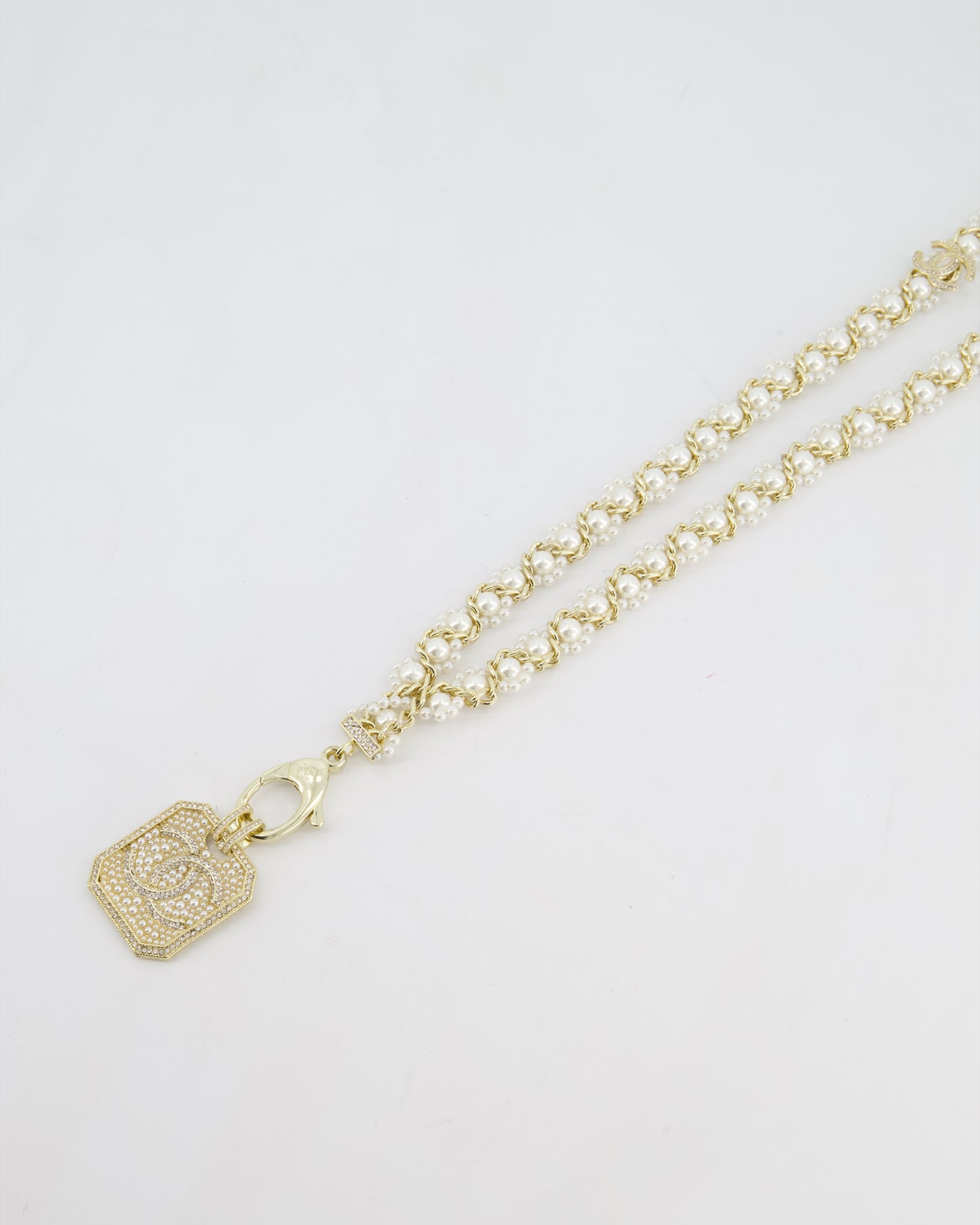 Chanel 21/a Métiers D’art Champagne Gold Medallion CC Pearl Necklace