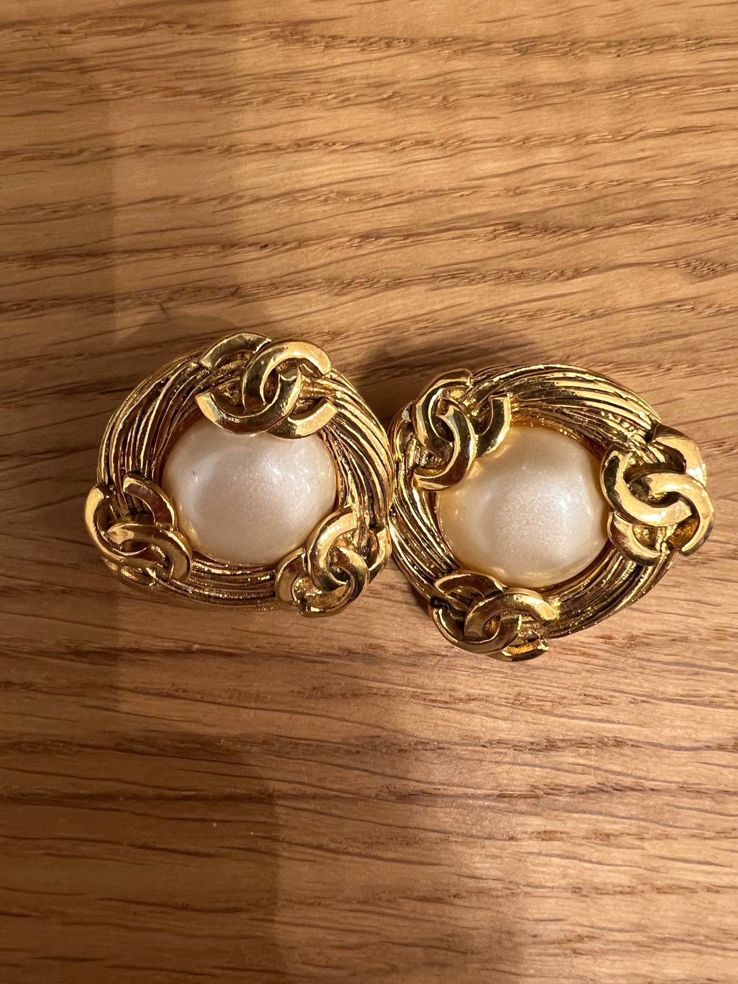 Chanel Pearl & CC Earrings 24k gold gilded ALEP097