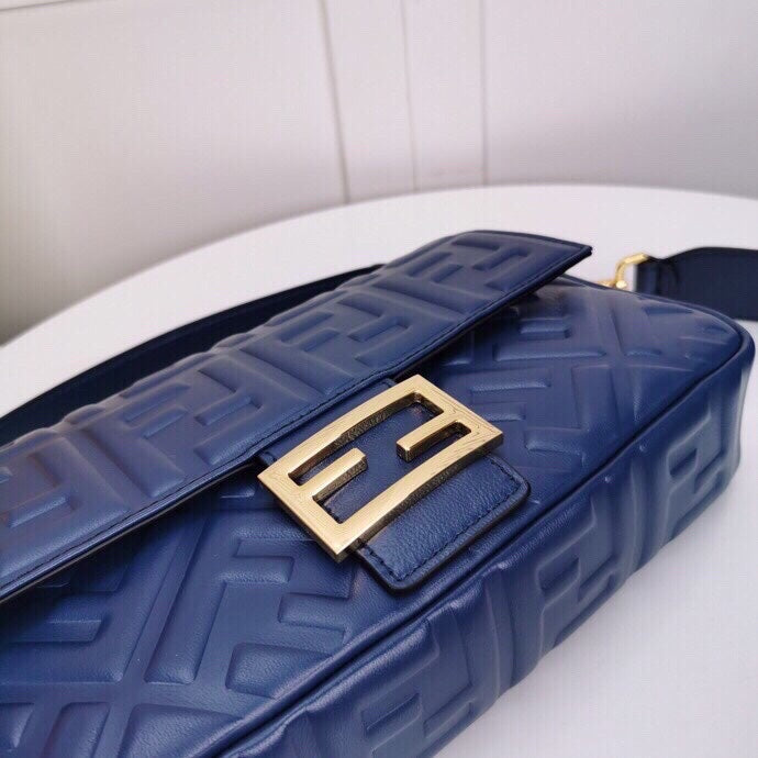 Top QualityTop Quality Baguette Midi Blue Medium Chain Handbag
