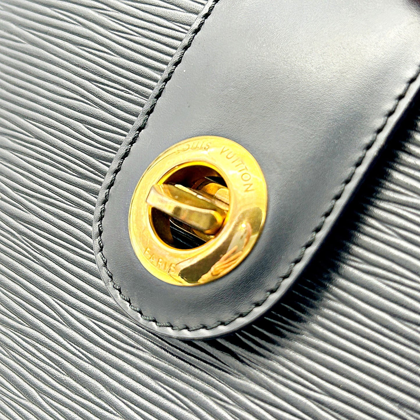 Louis Vuitton Epi Leather Cluny - Black Bucket Bags, Handbags AF684