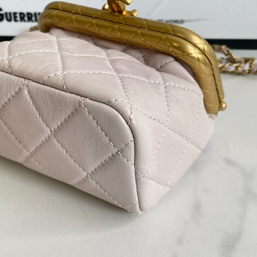 Preloved?? Chanel Kiss Lock mini () #