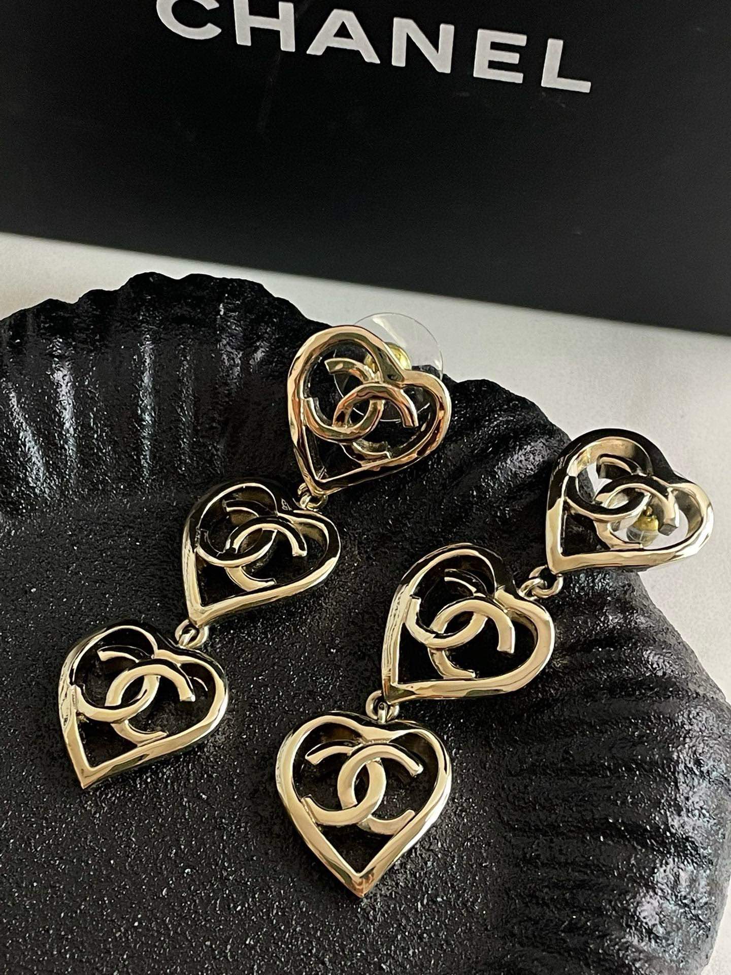 Un?? Chanel P Triple Hollow Heart Earrings #
