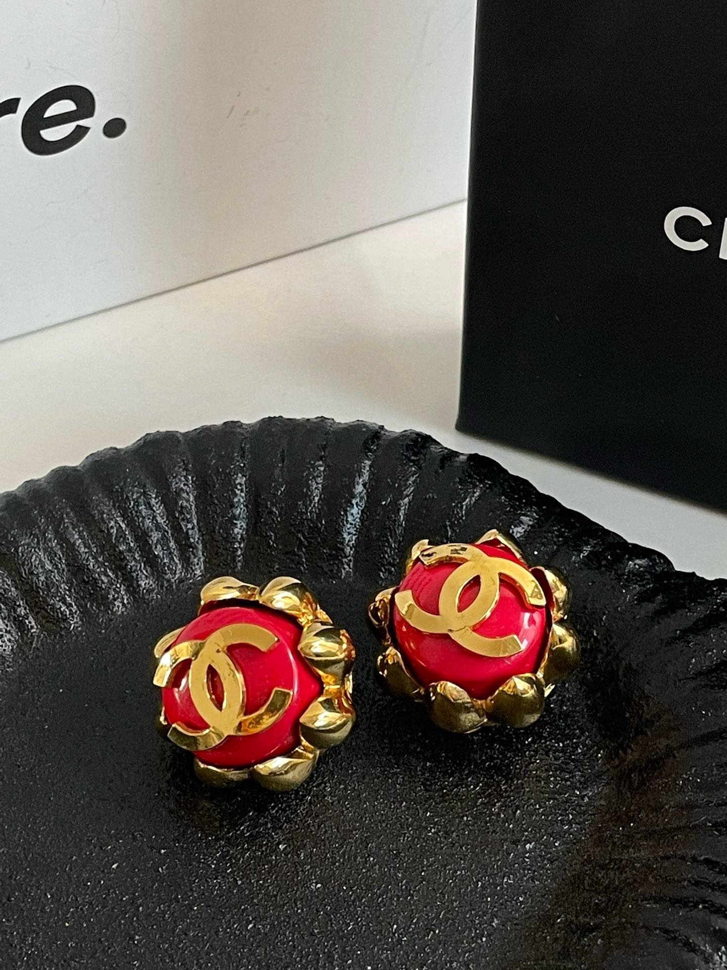 ?? Chanel Gripoix Botton Earrings (Clip On) #