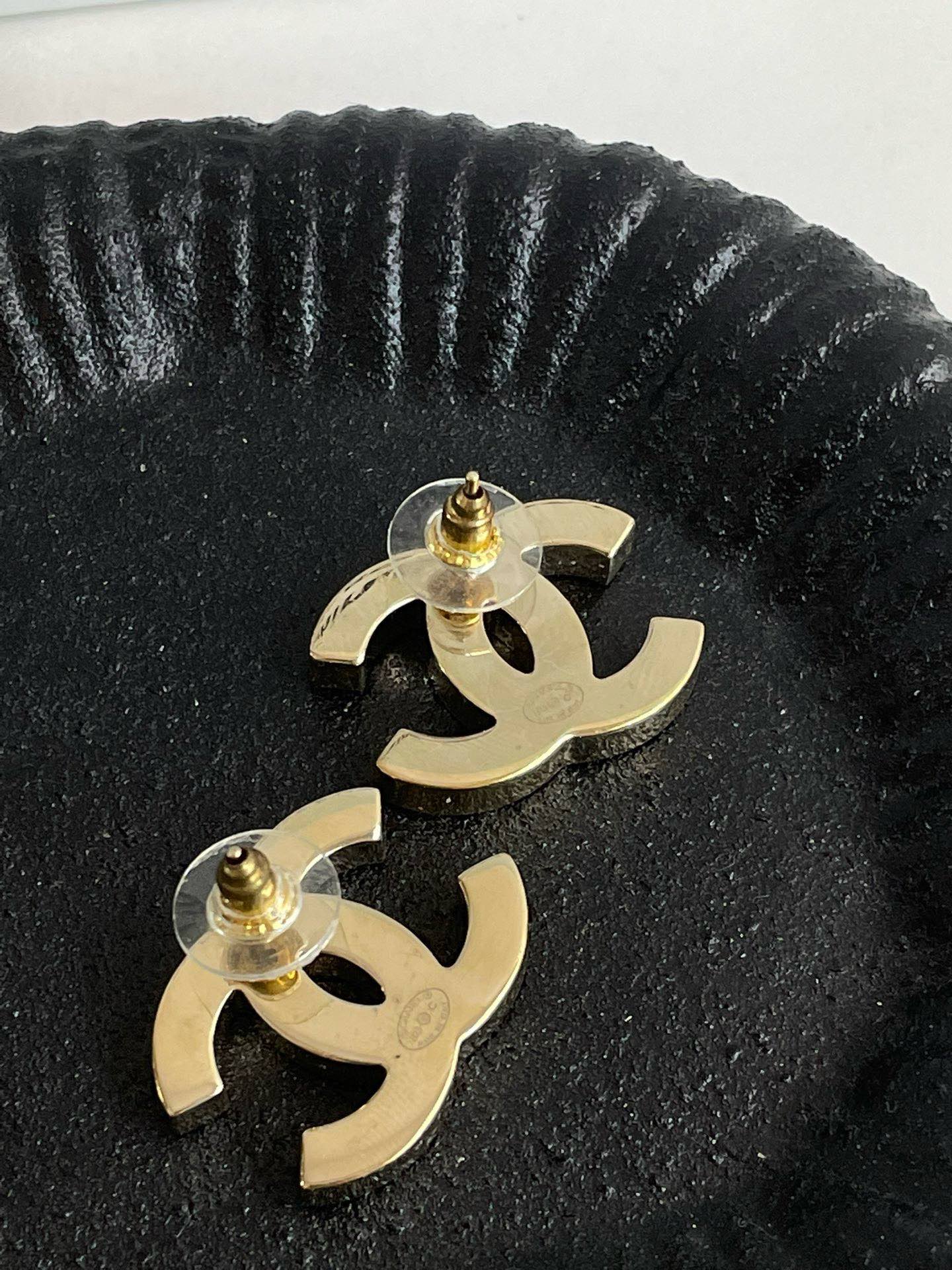 Preloved?? Chanel 23C CC Black&White Ceramic Earrings #J2111