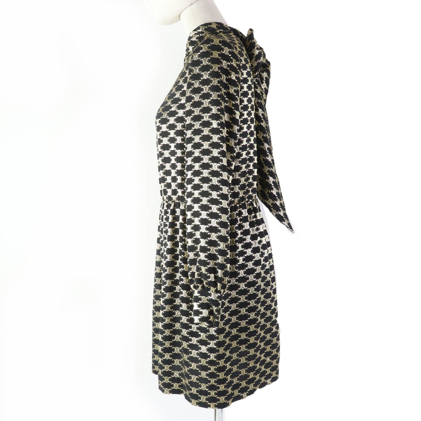 One Piece Main: Silk, Metal Fiber, Lining: Black Gold Travel Bag