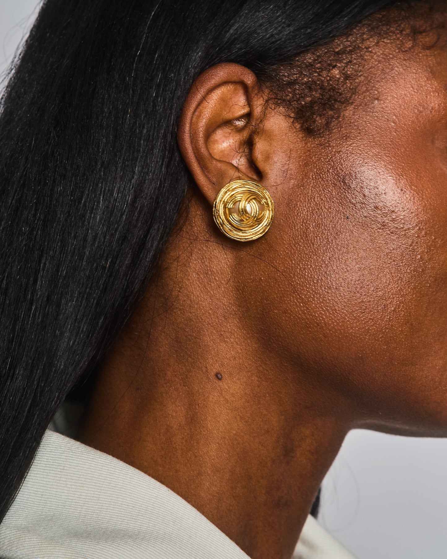 Chanel 94A Gold Spiral Round Clip On Earrings With Embedded Pearl And Gold Cc Logo