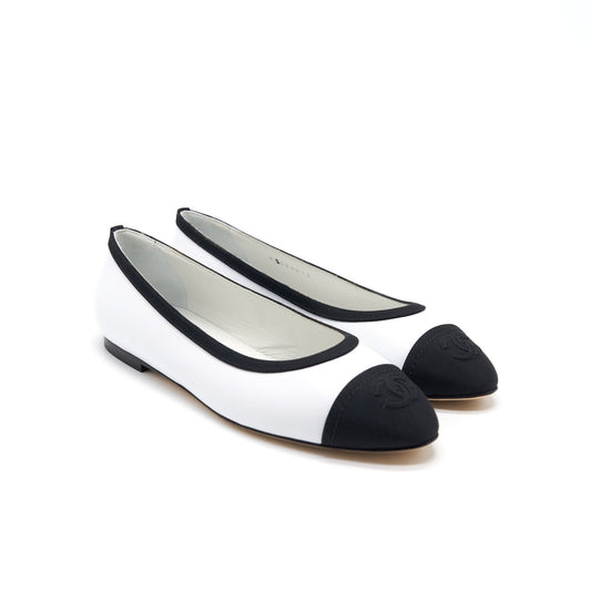 Chanel Flats Black / White Size 36.5