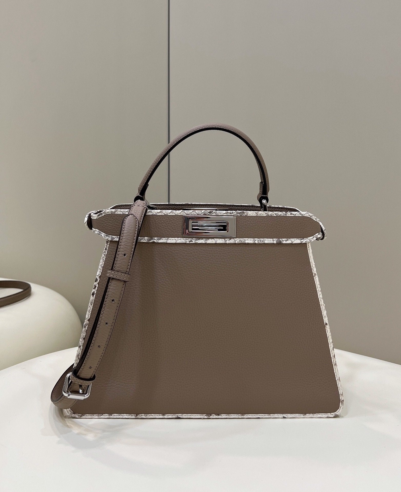 Fendi Top QualityTop Quality Peekaboo ISeeU Medium FF Shoulder Bag