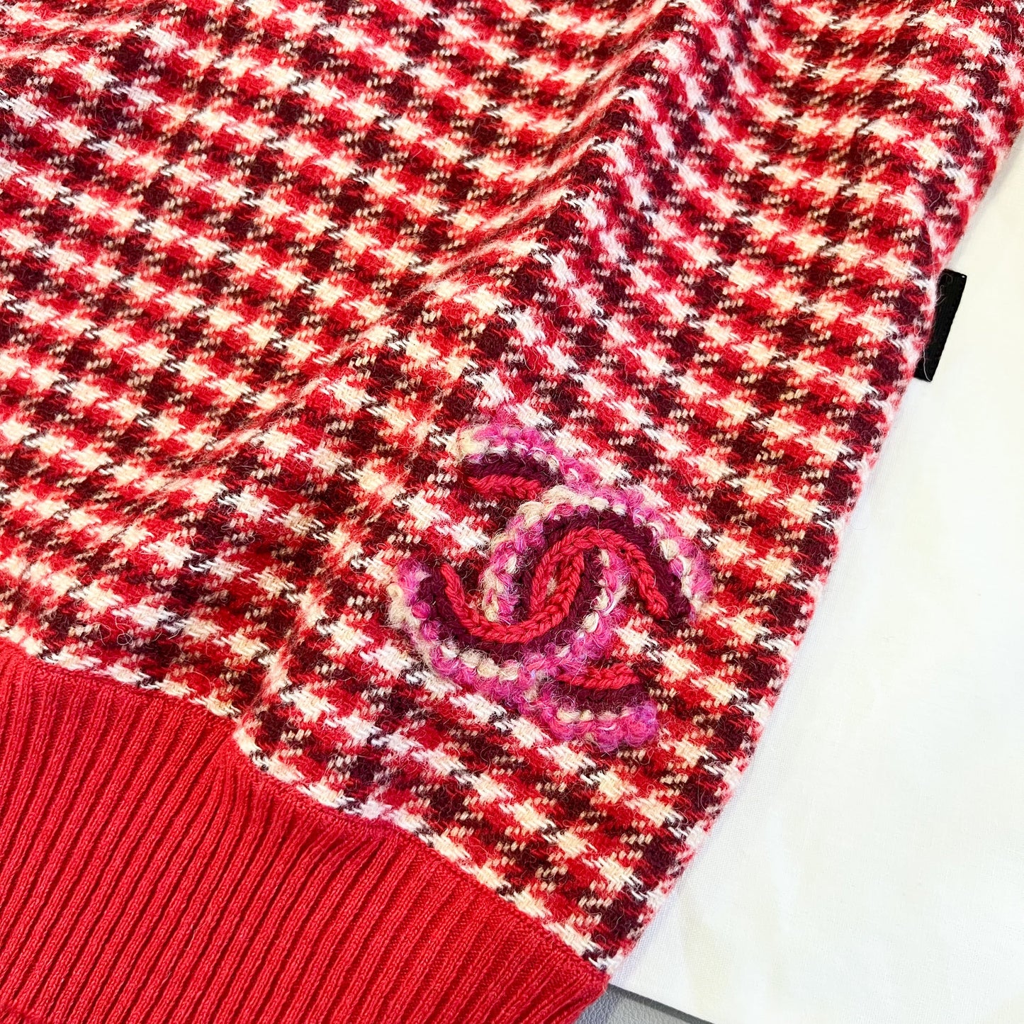 Chanel Pullover with CC Logo Buttons in Checkered Red and Cream Cashmere Size 40 Handbag