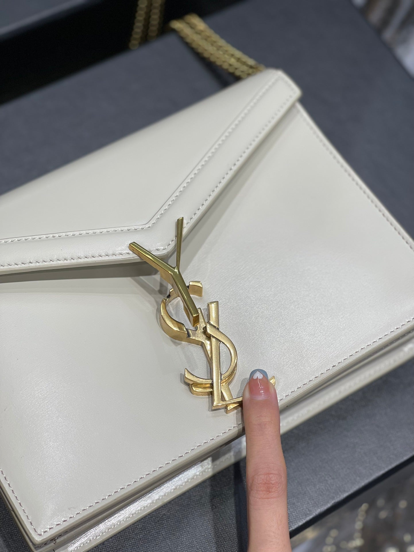YSL Saint Laurent Cassandra Embossed 8in 22cm Grain De Poudre White Medium Chain Handbag Ysl 532750Bow0W9207