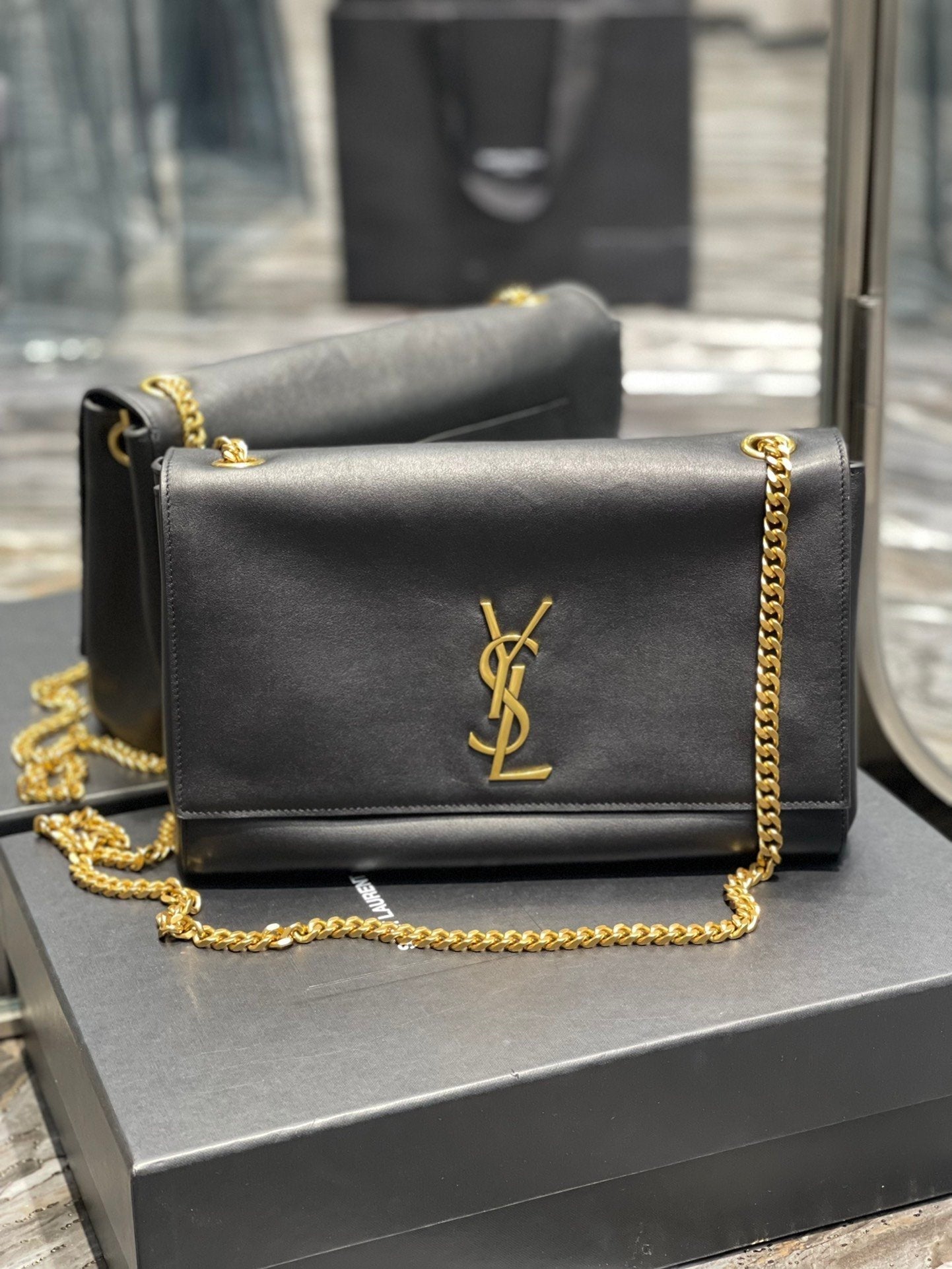 YSL Saint Laurent Kate Reversible Chain Hardware 11in Suede Black Gold Medium Handbag
