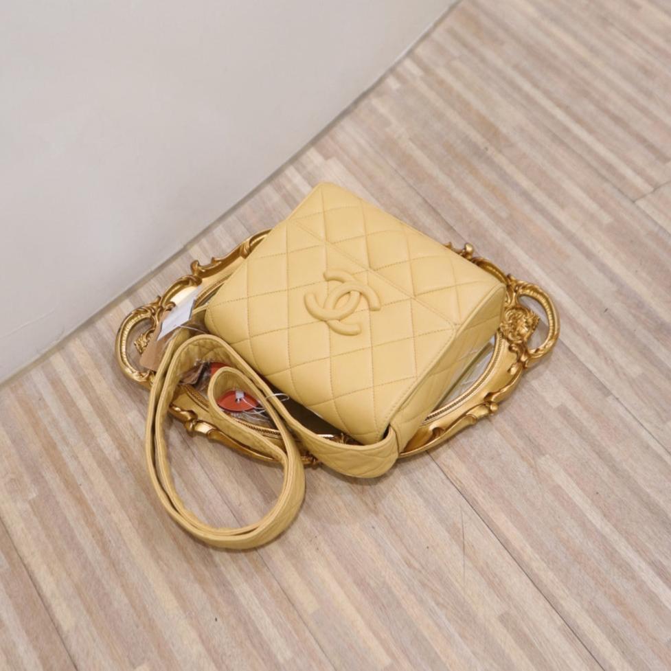 Chanel   lambskin shoulder bag