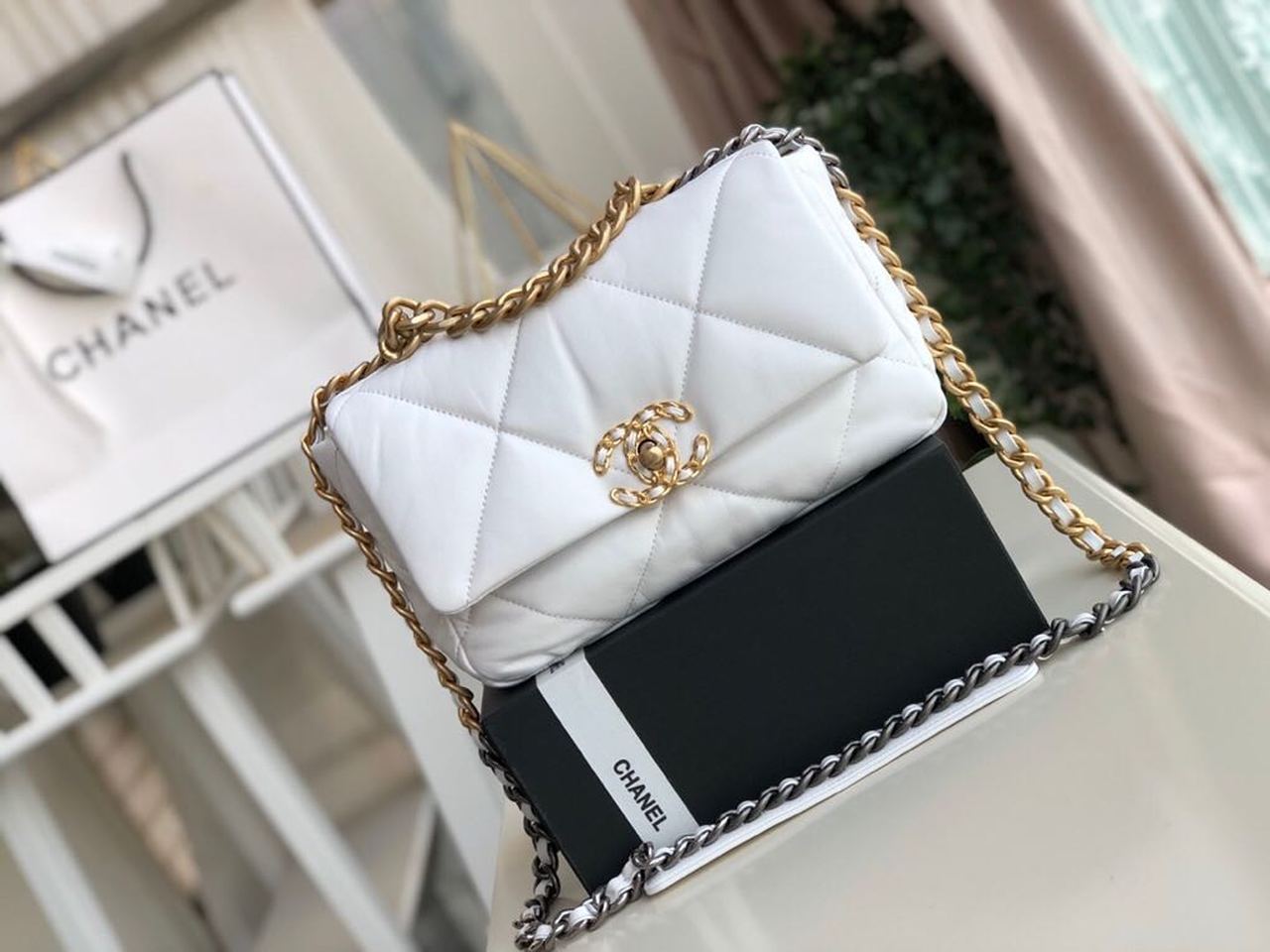 CHL 19 10.1in 26cm White Handbag