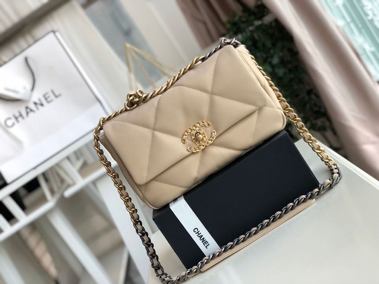 CHL 19 10.1in 26cm Beige Flap Handbag