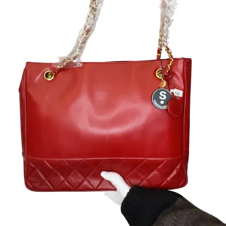 Leather handbag Chanel Red in Leather A- A-