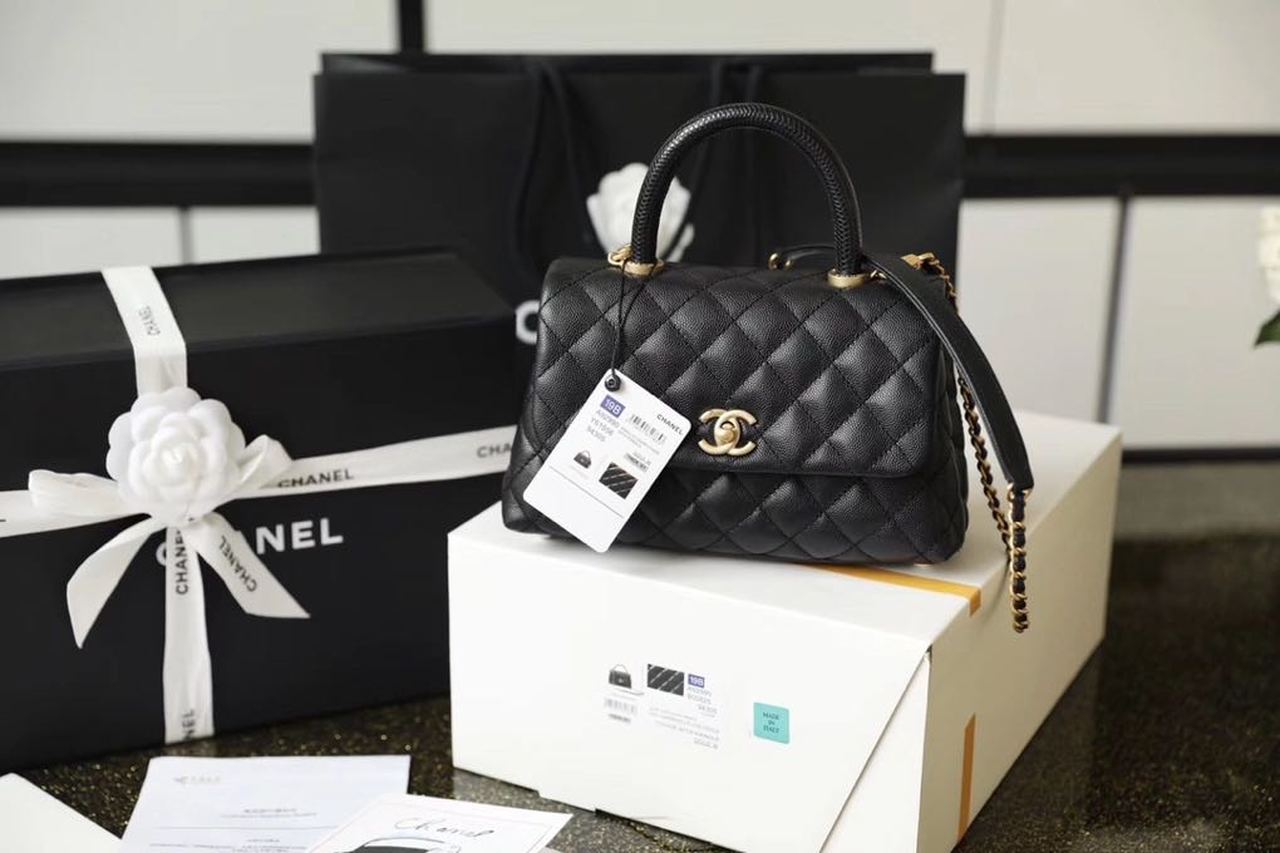 CHLMedium , s , 9in Black Flap Top Handle Crossbody Bag