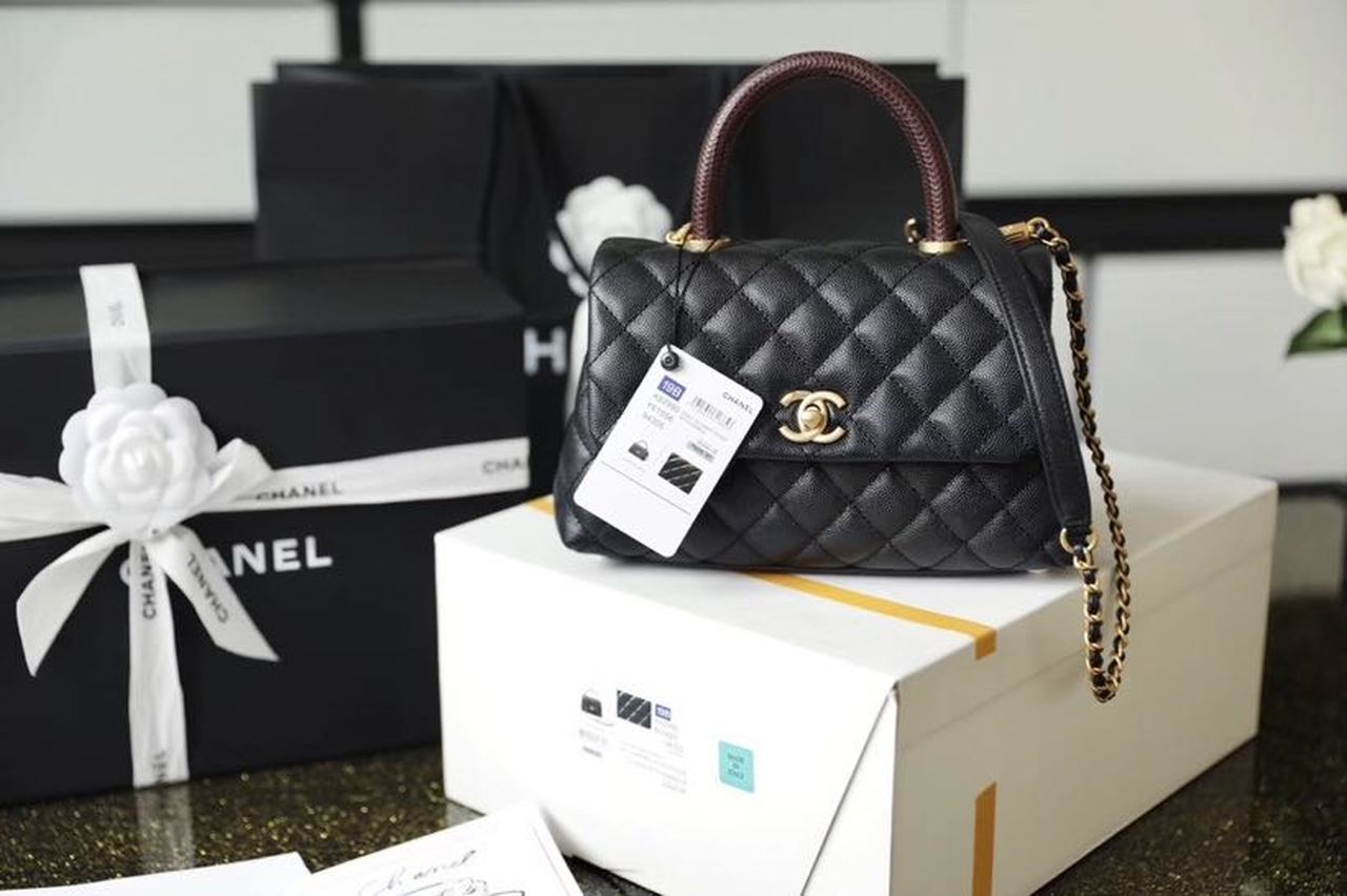 CHLMedium , s , 9in Black Flap Top Handle Crossbody Bag 9In23Cm A92990