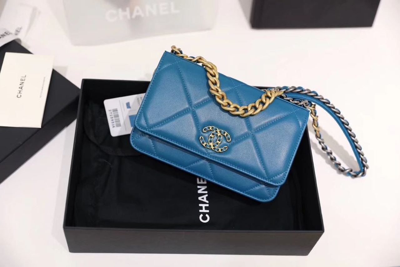 CHL 19 WOC 20cm Goatskin Leather Blue Flap Jewelry