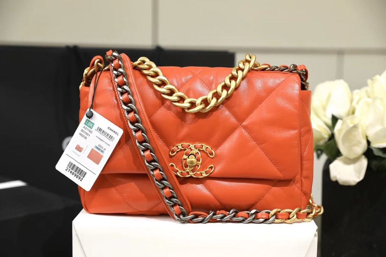 CHL 19 26cm Orange Handbag